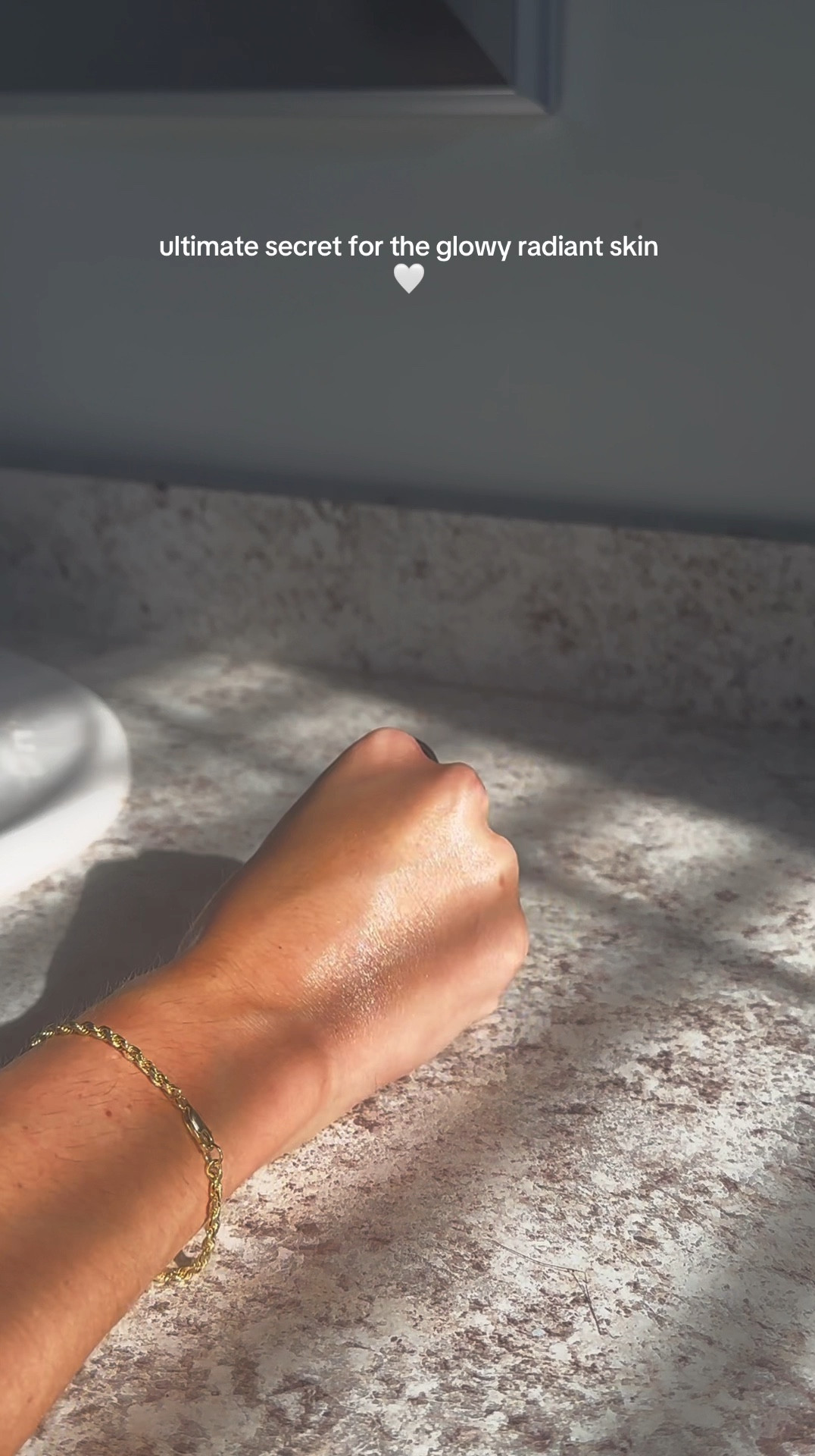  but literally GLASS skin. my favorite base to apply under makeup for glowy bright skin made with jojoba oil, nicinamide + aloe boost - vegan, clean and no harsh chemicals 

#skincare #glowyskin #facialserum #glassskin #nicinamide #aloevera #aloecalmskin 

#LTKMostLoved #LTKBeauty #LTKFindsUnder100