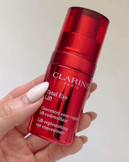 This is a @clarins Total Eye Lift appreciation post. IT’S SO GOOD. If you wake up with puffy underyes, apply this in the morning before you put on your makeup and you’ll notice a BIG difference in such a short amount of time. @sephora @clarins #sephora #clarinspartner #clarins
