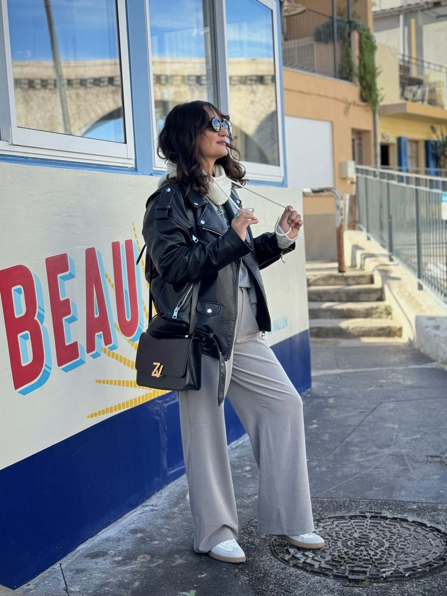Une veste oversize en cuir qui va avec tout. Que ce soit avec un pantalon habillé, un survet et des baskets ou une robe en maille et des bottes, c’est vraiment une pièce intemporelle, à choisir en cuir ou simili cuir 

#LTKworkwear #LTKeurope #LTKover40