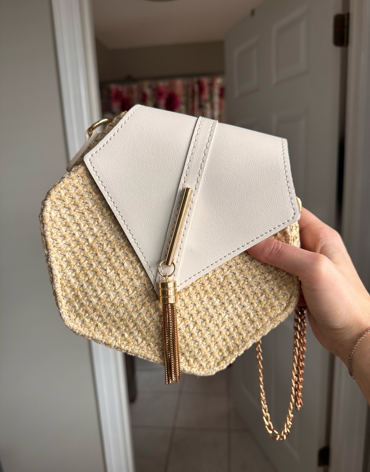 The Perfect Beach Vacation Purse 

I took this purse to the Amalfi Coast and it was the perfect size to fit my cell phone, lipgloss, and wallet. In fact, I was surprised by how much I was able to fit in here!

I love the neutral straw color with white and gold accents 😍👛

#LTKGiftGuide #LTKFindsUnder50 #LTKTravel