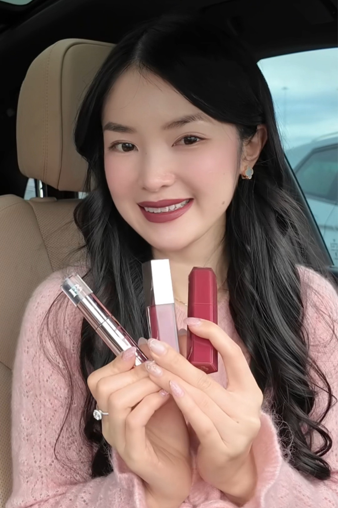 3 thỏi son được yêu thích nhất của nhà Fenty hội tụ hết trong một set chỉ $35 trên quá là rẻ luôn. Cả ba đều là fullsize gồm 1 son satin, 1 bóng nhũ và một son kem lì đều trong tone màu hồng đất không kén da, già trẻ gì cũng dùng được ❤️💋💄

#LTKasia #LTKbeauty #LTKpetite