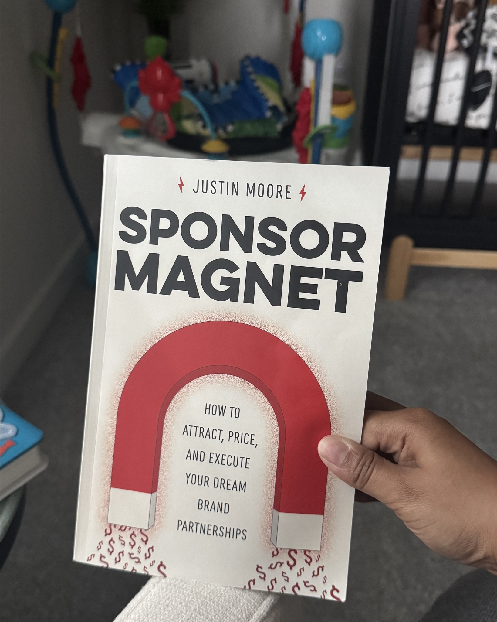 Sponsor Magnet Book for content creators 📕🧲