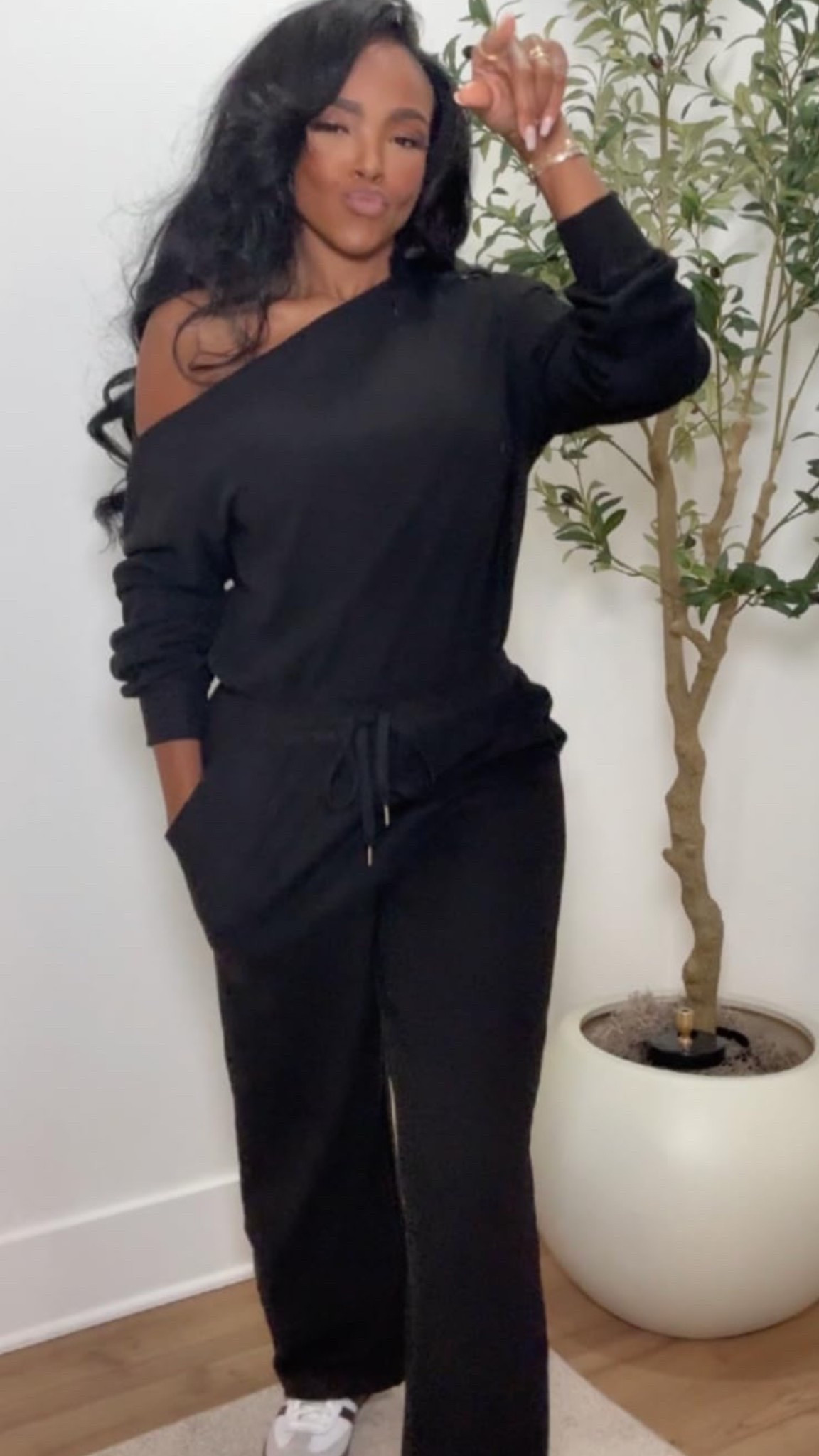 ✨ Effortless Black Friday Cozy Look — the ultimate throw-on-and-go fit for busy days, school drop-offs, errands, or lounging while still looking polished. The soft fit and relaxed drape make it an easy favorite for everyday comfort. Perfect for laid-back weekends, mom life, and travel days.

📏 Sizing: Top & Bottom — Small  
Height: 5’4”  
Weight: 138 lbs  
Bust: 34D  
Waist: 27”  
Hips: 40”

Tap to get details — everything is marked down for Black Friday and selling fast.  
This comfy set is perfect for fall layering, casual street style, and everyday elevated basics that feel effortless.

Follow me on Instagram and YouTube @kirasfashionfinds