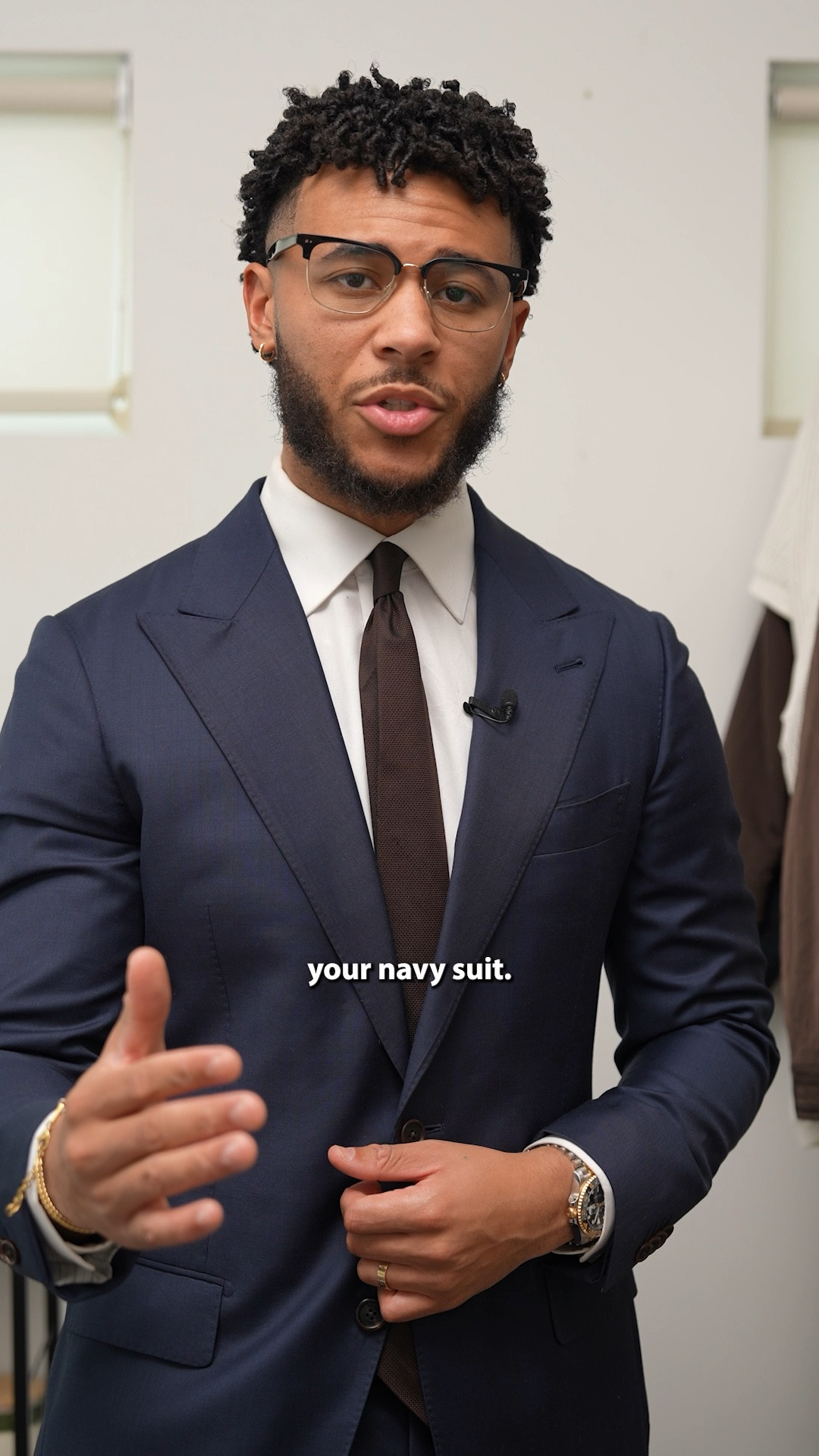 How to wear a navy suit 