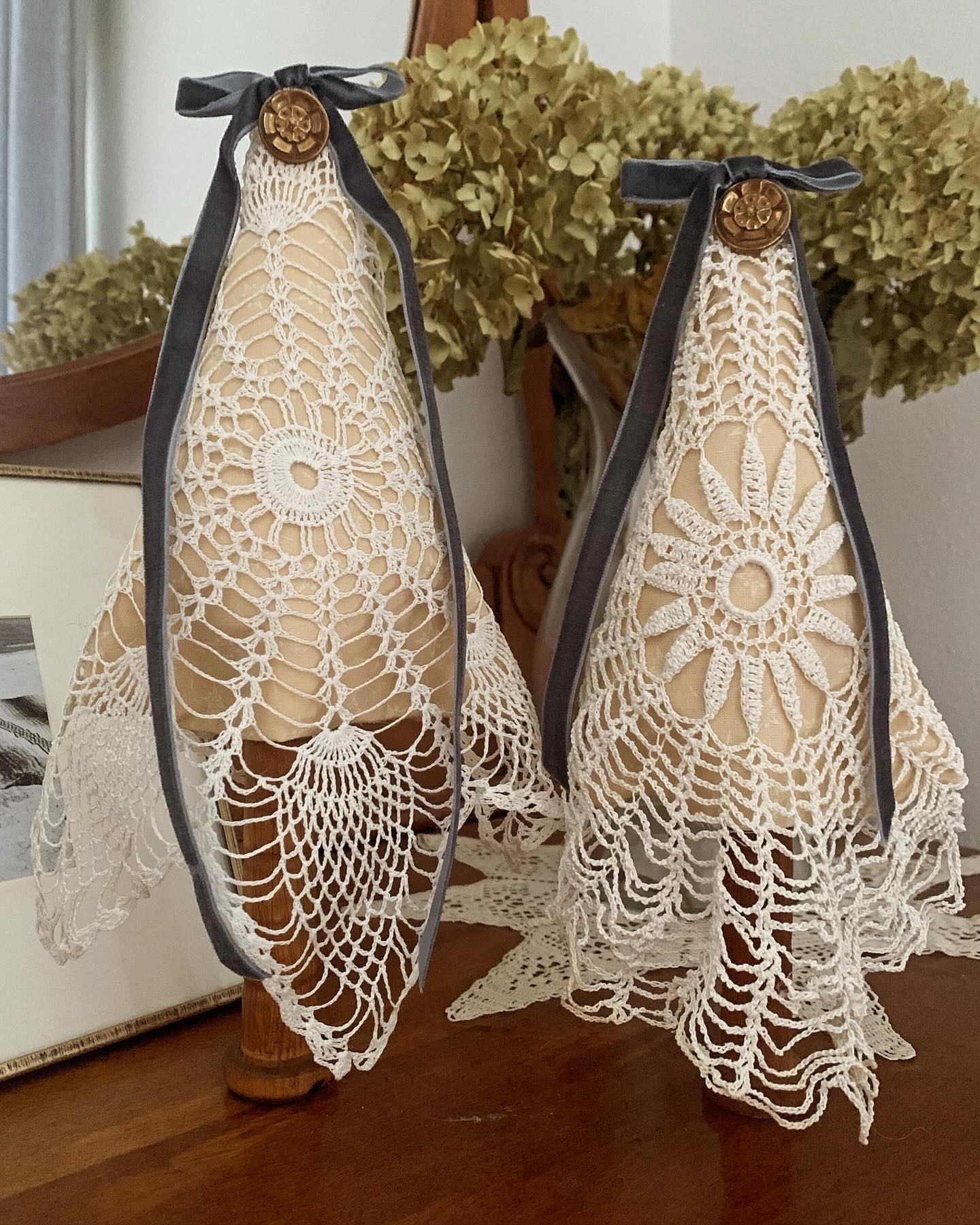 Another seasonal DIY in the books! I had a great time with friends and family making these fabric trees. Comment tree for full instructions!

#christmascraft #christmascrafts #christmasdecor #christmasdecorations #englishcottage #englishcottagestyle #englishcottagestyledecor #cottage #cottagecore #cottagecoreaesthetic #frenchcountry #frenchcountrystyle