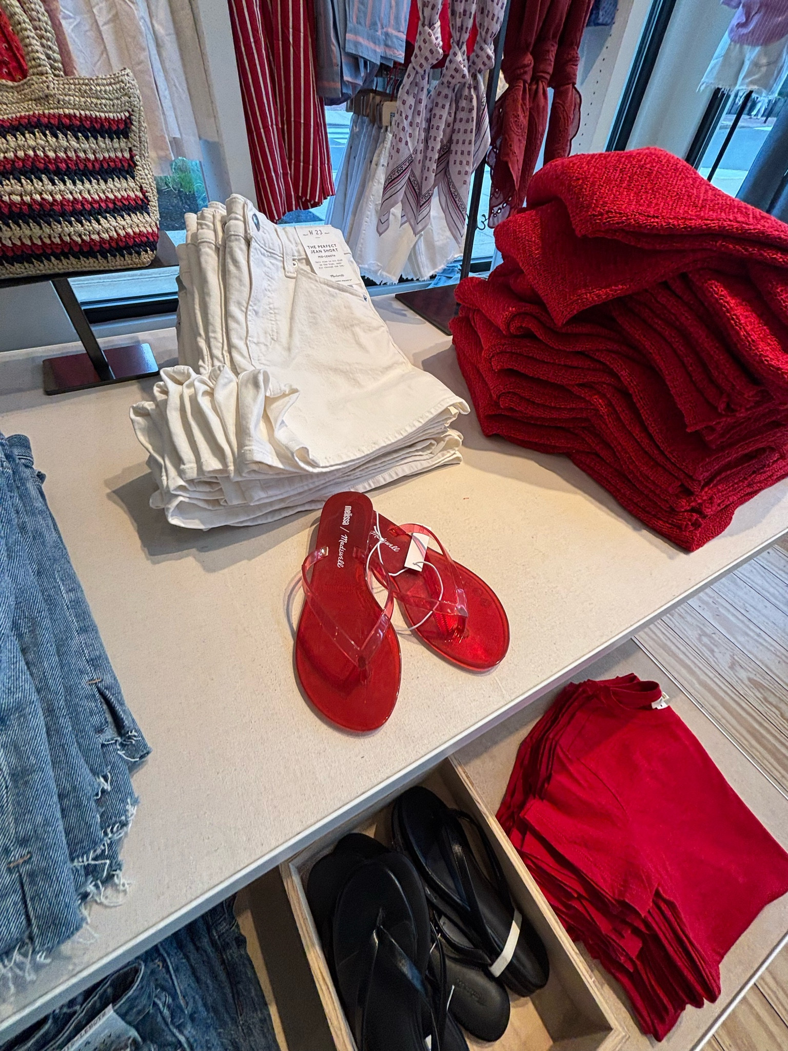 Madewell
White shorts 
Flip flops 


#LTKSeasonal #LTKootd #LTKOver40