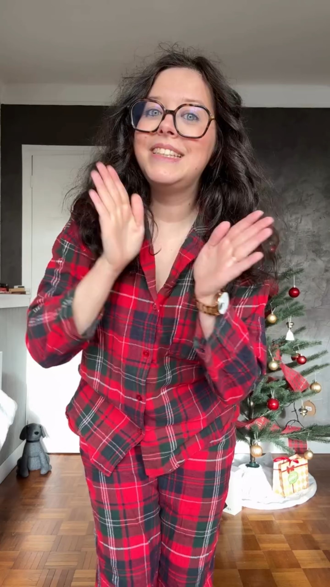 Jour 6 — Le pantalon à sequins, la pièce statement des fêtes.
Chaque décembre, il refait surface pour une bonne raison : impossible de faire plus festif, plus lumineux, plus assumé. C’est la pièce qui transforme instantanément un look simple en tenue de soirée — sans en faire trop.
Dans ce calendrier de l’avent mode, je te partage 24 idées pour trouver ta tenue parfaite d’ici Noël… et aujourd’hui, on mise tout sur le pantalon à sequins, ce classique qui revient chaque année.

Tu fais partie de la team sequins ou pas encore ?
➡️ Abonne-toi pour suivre les 24 looks de fêtes jusqu’au 24 décembre.

#LTKfestive #LTKpartywear #LTKstyletip