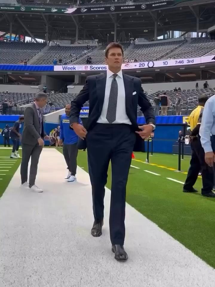 Tom Brady hit the field ahead of the Rams vs Dallas Cowboys game.

#LTKMens #LTKStyleTip #LTKVideo