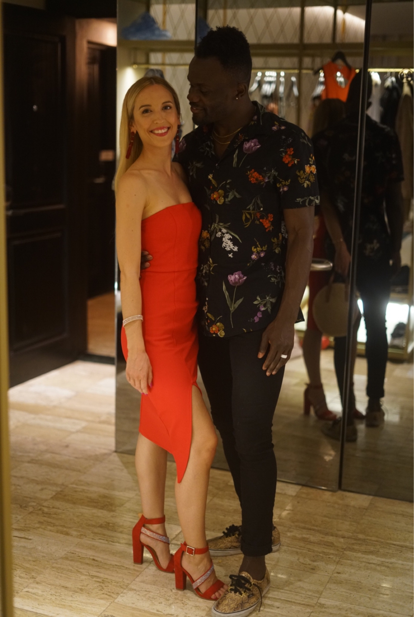 Classic red strapless dress as seen on Love is Blind ❤️❣️

Why I love it: stretchy material, stays on well (no hoisting up dress), vibrant red color. 