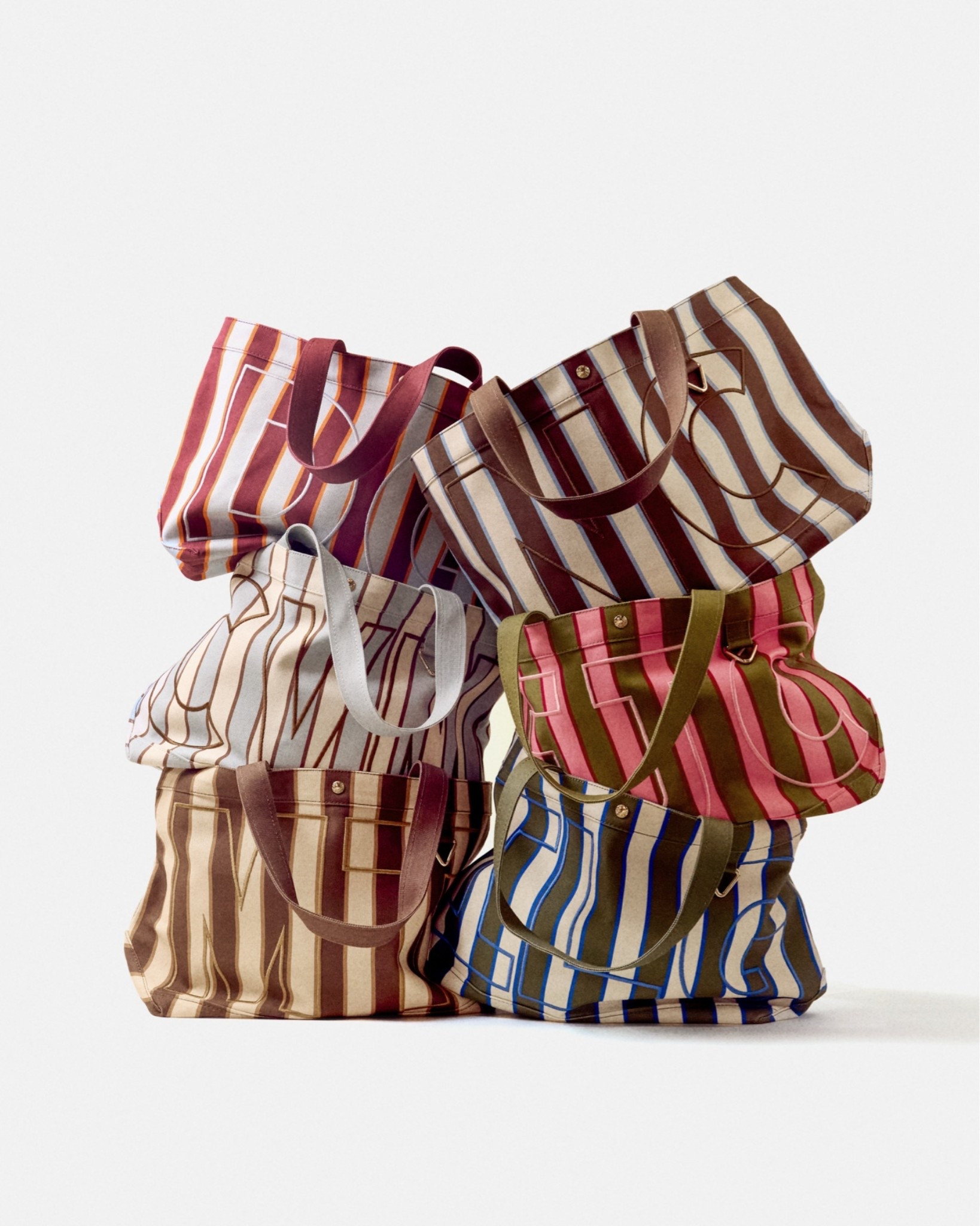Love the new fall colors on this striped tote! 🍂😍🍁
