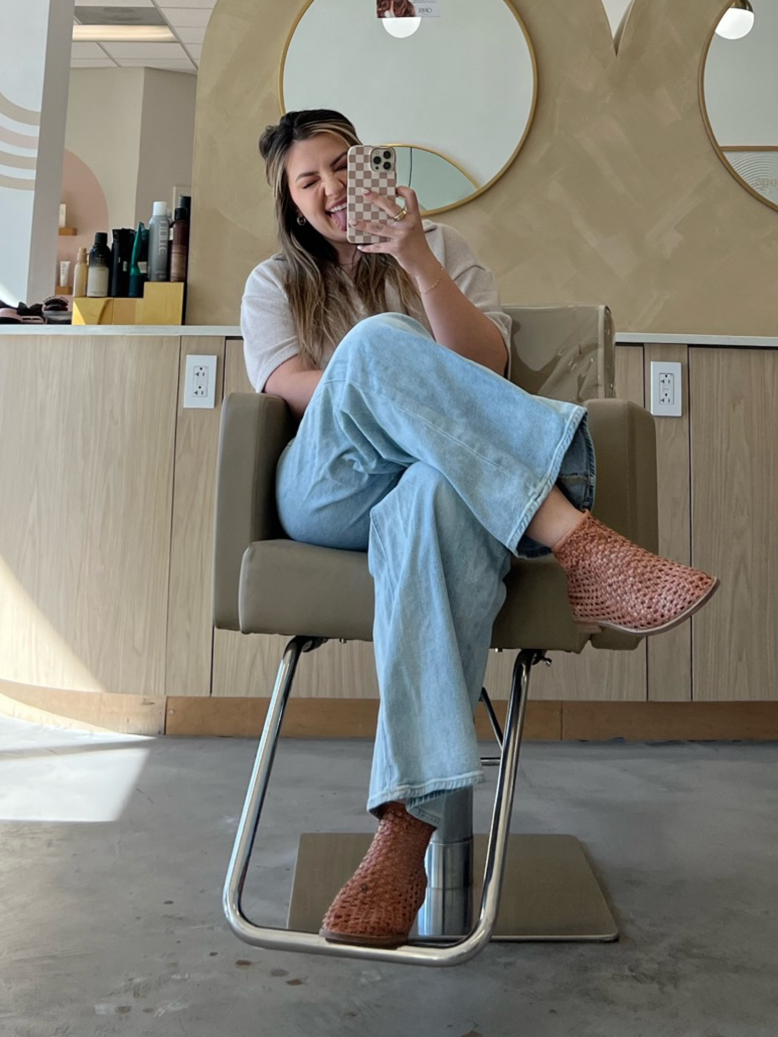 Causal cute salon outfit. #midsize