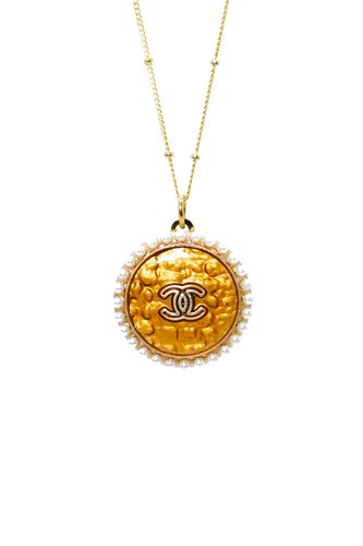 PEARL GOLD CHANEL VINTAGE BUTTON NECKLACE | One Vintage Button