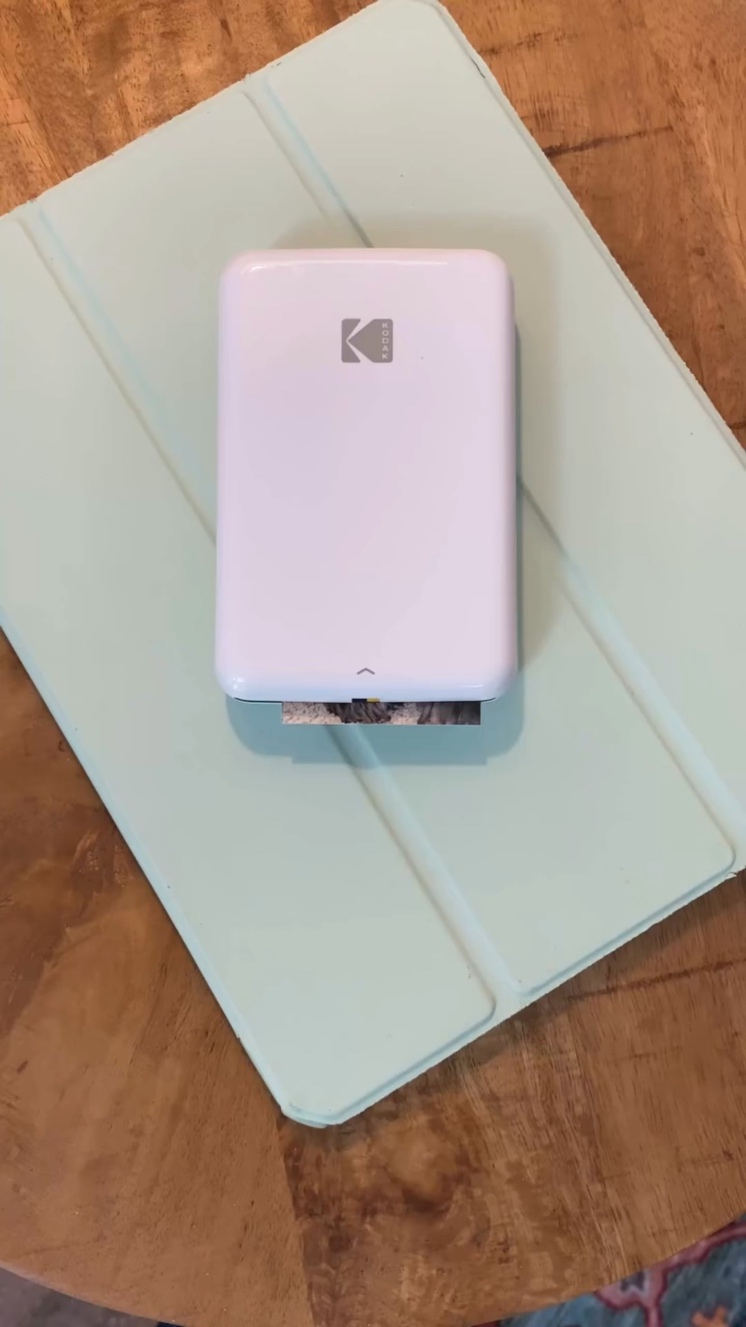 Decorate my iPad with me for fall with my fav @kodakphotoprinter_usa 🙂🍂🍁🍃

#asmrsounds #asmrvideo #stickerasmr #stickerpeeling #miniphotoprinter #photoprinter