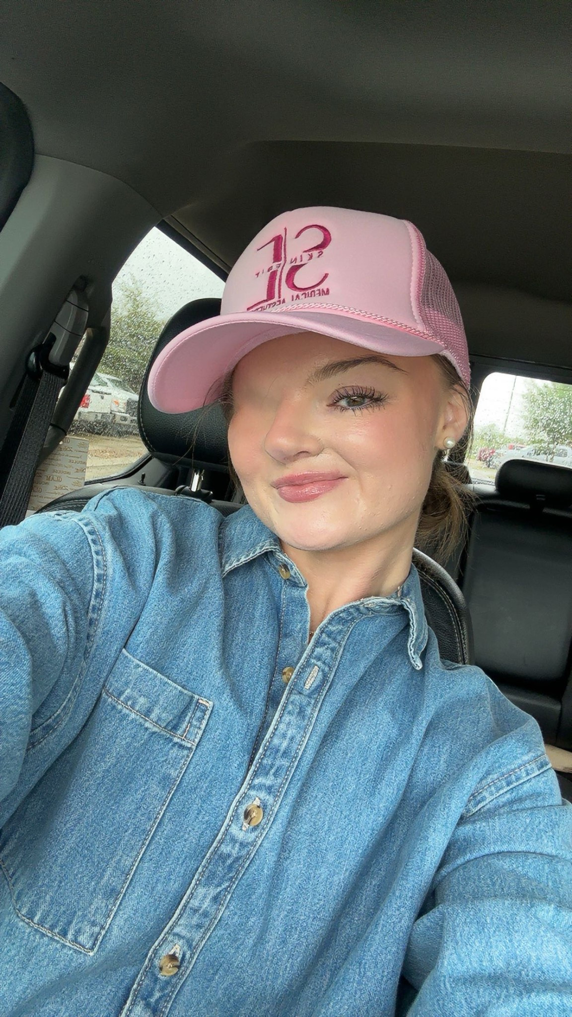 Rainy Friday outfit! ☔️🤍😚