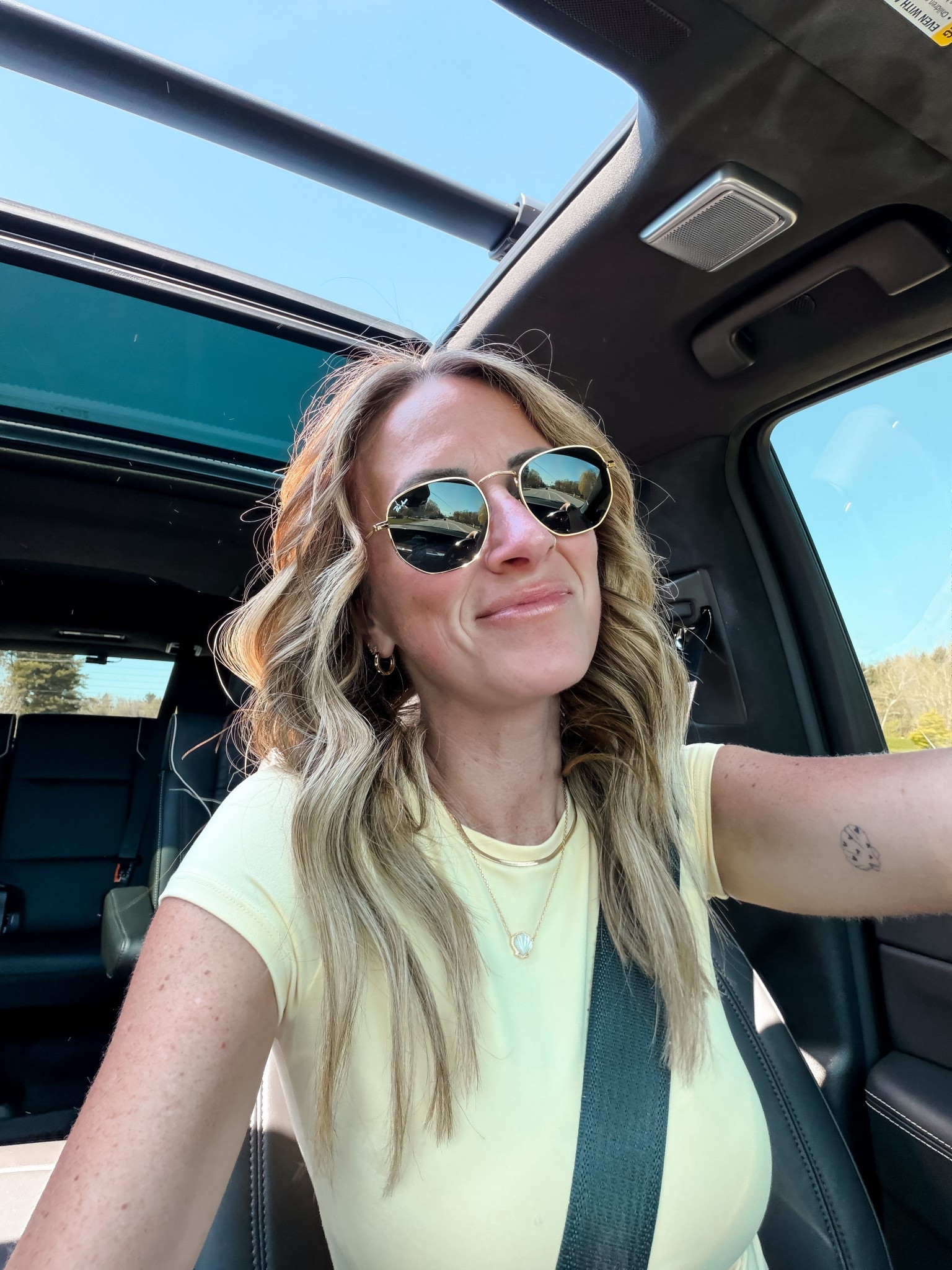 Butter yellow top for spring
Outfit ideas 