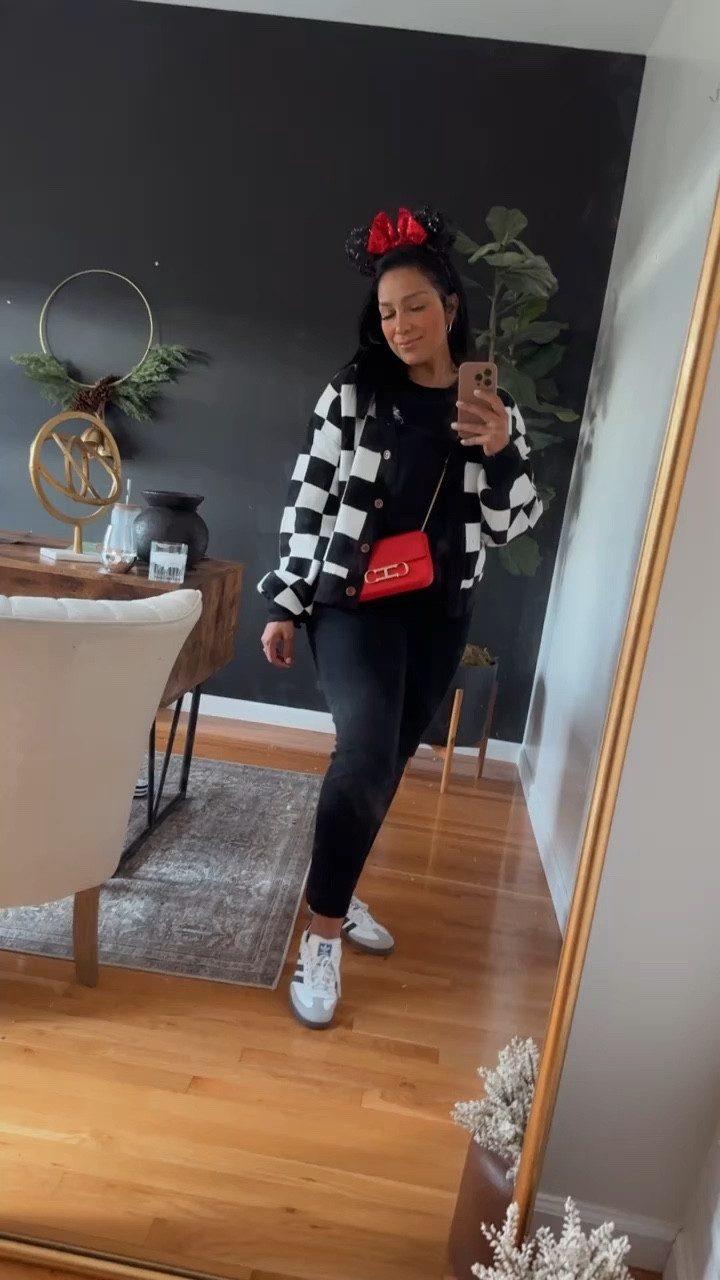 Disney on ice outfit ♥️
#disneyonice
#disneyoutfit 
#momoutfit

#LTKfindsunder50