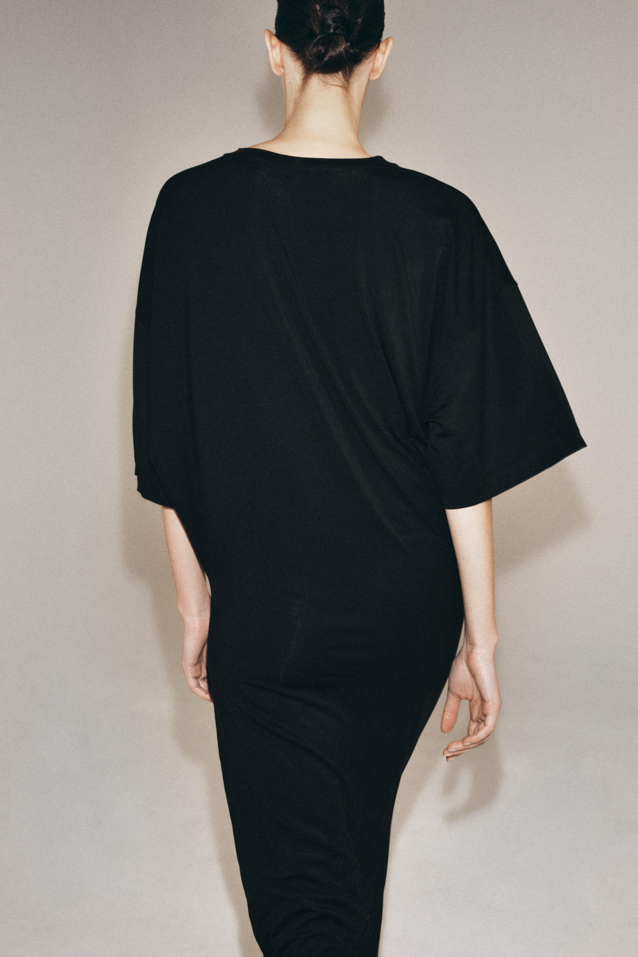 Long dress made with lyocell blend yarn. Round neck and sleeves below the elbow. Straight hem. | Zara US