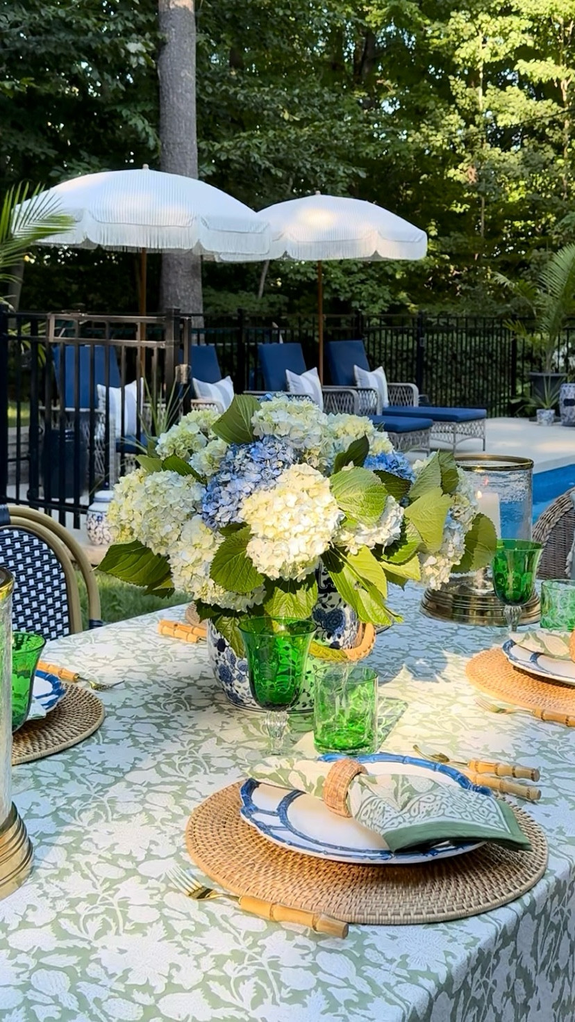 Create a simple outdoor tablescape with just a few key pieces! It takes only minutes to pull this look together! 💙💚 