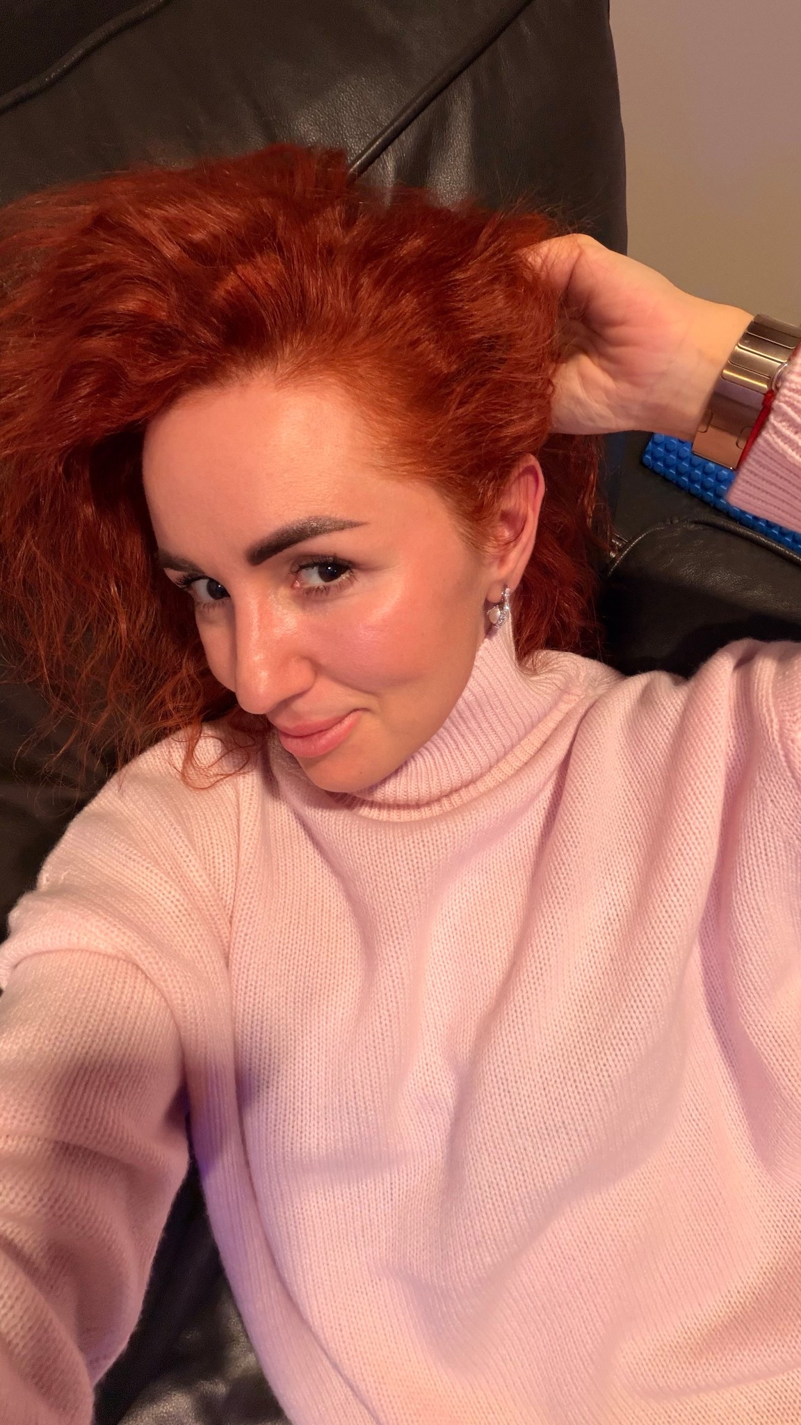 Soft, feminine and effortlessly elegant.

A blush pink cashmere sweater paired with sparkling Swarovski earrings creates the perfect mix of cozy comfort and refined shine. This is the kind of look that feels warm, polished and beautifully put together — ideal for winter days, coffee dates, cozy evenings at home and casual chic moments.

Comfort can be luxurious — and this look proves it.

⸻

🤍 KEYWORDS (comma-separated)

pink cashmere sweater, Swarovski earrings, cozy chic outfit, soft feminine style, winter cozy look, blush pink outfit, minimalist luxury style, casual chic women, comfy elegant outfit, everyday luxury look, cozy winter outfit, feminine neutral style, loungewear chic, soft glam outfit, comfortable chic style

#LTKGiftGuide #LTKHoliday #LTKOver40