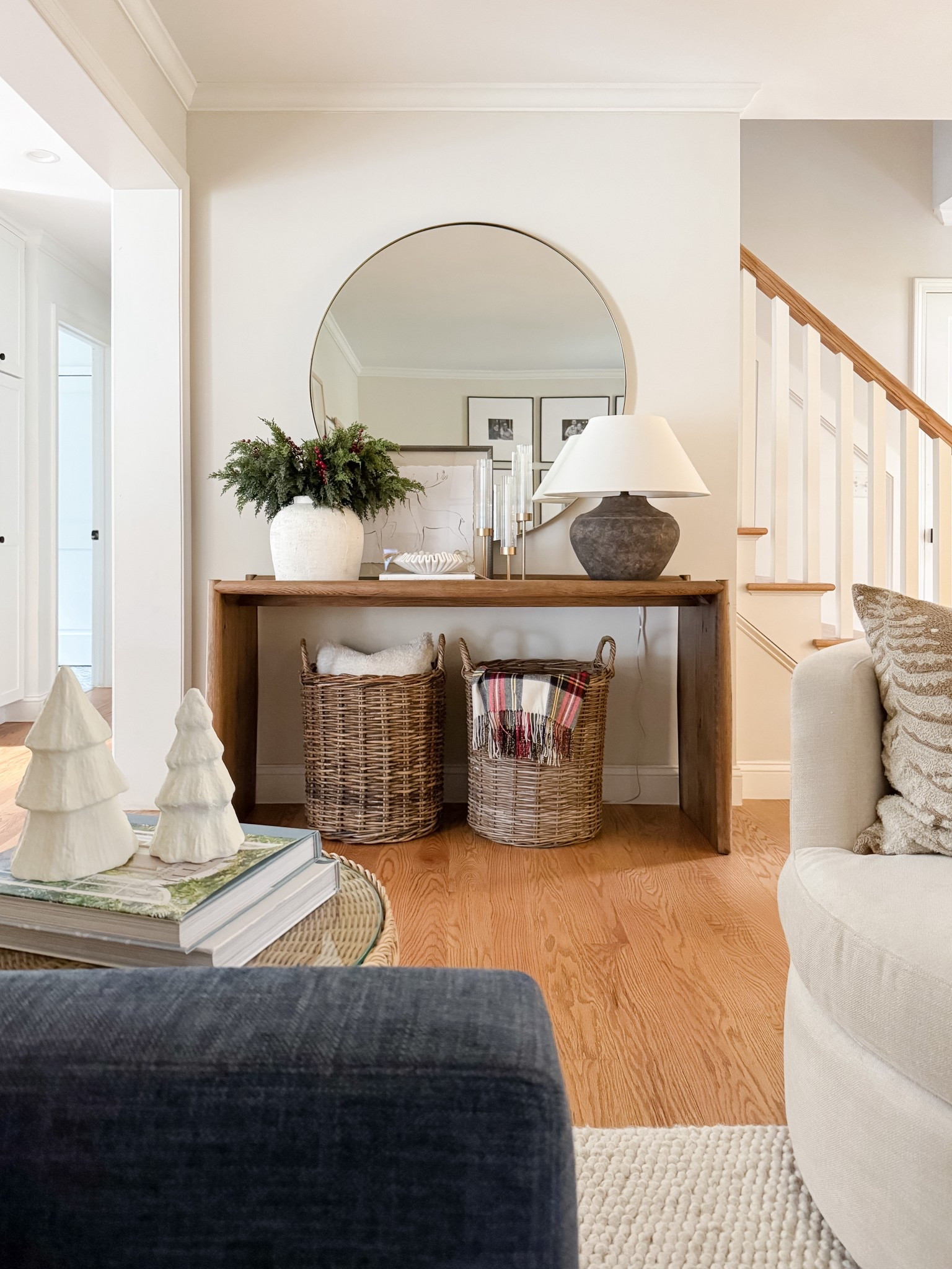 Holiday Entryway

Wooden console table, woven basket, knit throw blanket, basil candle, book stack, marble bowl, terracotta vases, faux stems, beaded garland, Sherri calnan home

#LTKFindsUnder50 #LTKHoliday #LTKHome