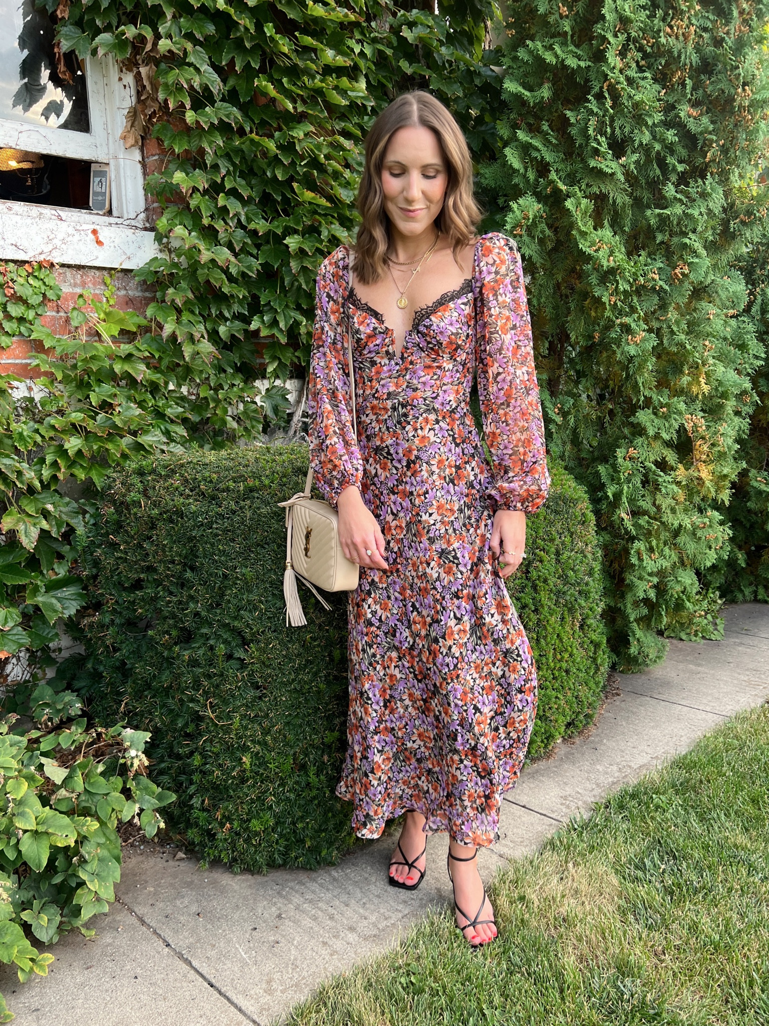 Fall wedding guest dress🍂 I love that this one has long sleeves! I’m wearing a size xs! 

Wedding guest dress / fall wedding / floral dress / long sleeve dress / astr 



#LTKwedding #LTKCon #LTKstyletip