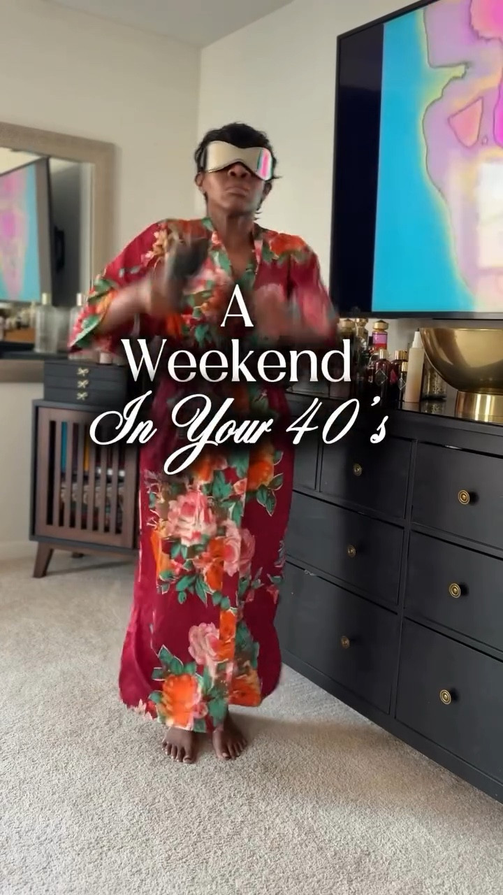 A weekend in my 40s looked like this…

• Friday: Light snow made it a self-care day. I still attempted a full-body dumbbell workout, but a few reps had me feeling like I was about to go meet the Lord… so I wrapped it up and saved the rest for Saturday.

• Saturday: Opened the curtains, got my workout in, and headed into the city to Puttery for the first time. Tried a wing flight — mambo, old bay & honey, lemon pepper, and buffalo — and everything was fire. The holiday market was way too overstimulating, so I went home.

• Sunday: Started with movement again because I’ve fully fallen in love with the roller. Added jump rope, then made breakfast — scrambled eggs, bacon, and coffee. Had random “why am I nauseous?” thoughts (perimenopause is a journey). Tried on a new coat, jammed to In the Air Tonight, played sous chef while Tiffany made chicken tortilla soup, and wrapped the weekend with Grantchester.

Movement, good food, cozy vibes, and listening to my body — that’s the season I’m in.

PS: The houndstooth coat from Saturday is old, but I’ll link similar options in my LTK. Anything else that’s linkable from this post is in my LTK as well.  #genx #over40 #blackgenx #fortysomething #nostalgia #vlog #dayinmylife