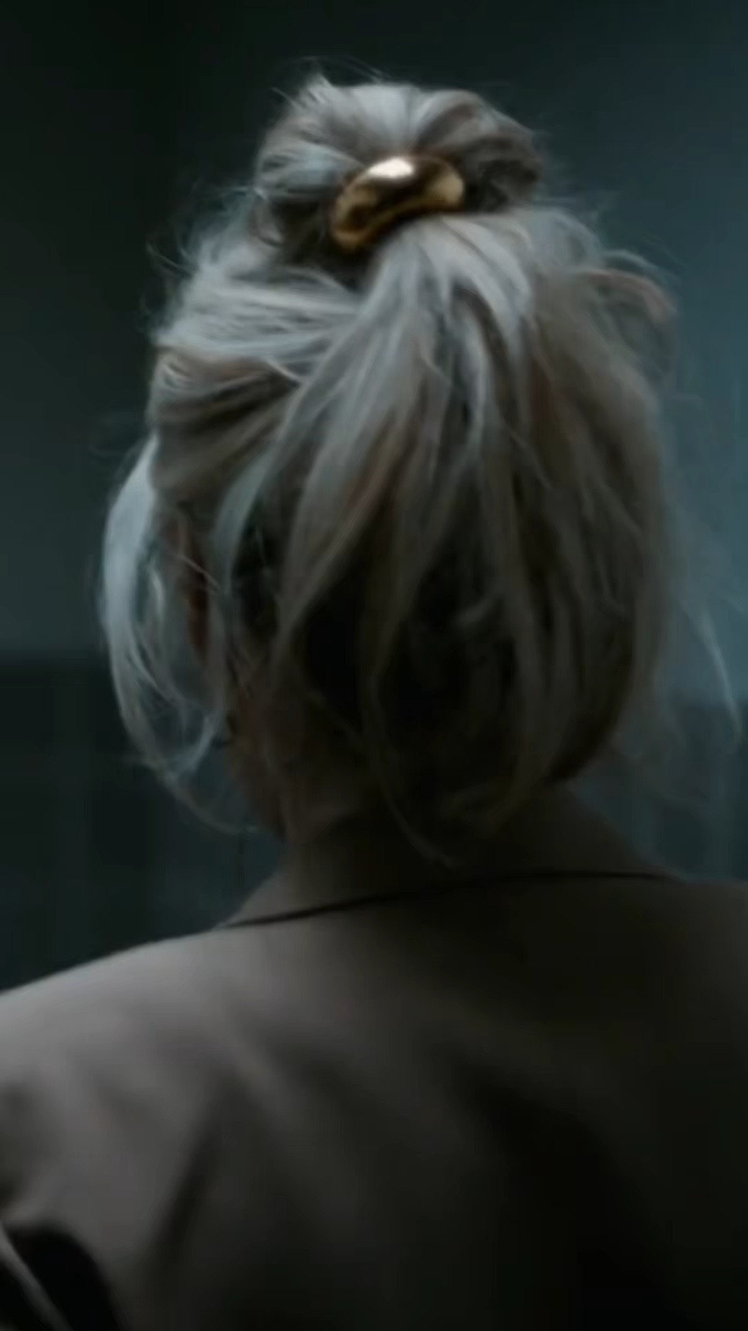 Michelle Pfeiffer's viral gold pony cuff on the hit show the Madison restocked! , recreated into a mini pony cuff. This mini pony cuff is perfect hair accessory to finish off the end of a braid, the bottom of a bubble pony, or a great option for thin hair. Crafted with a discreet elastic for a "no show" look. 