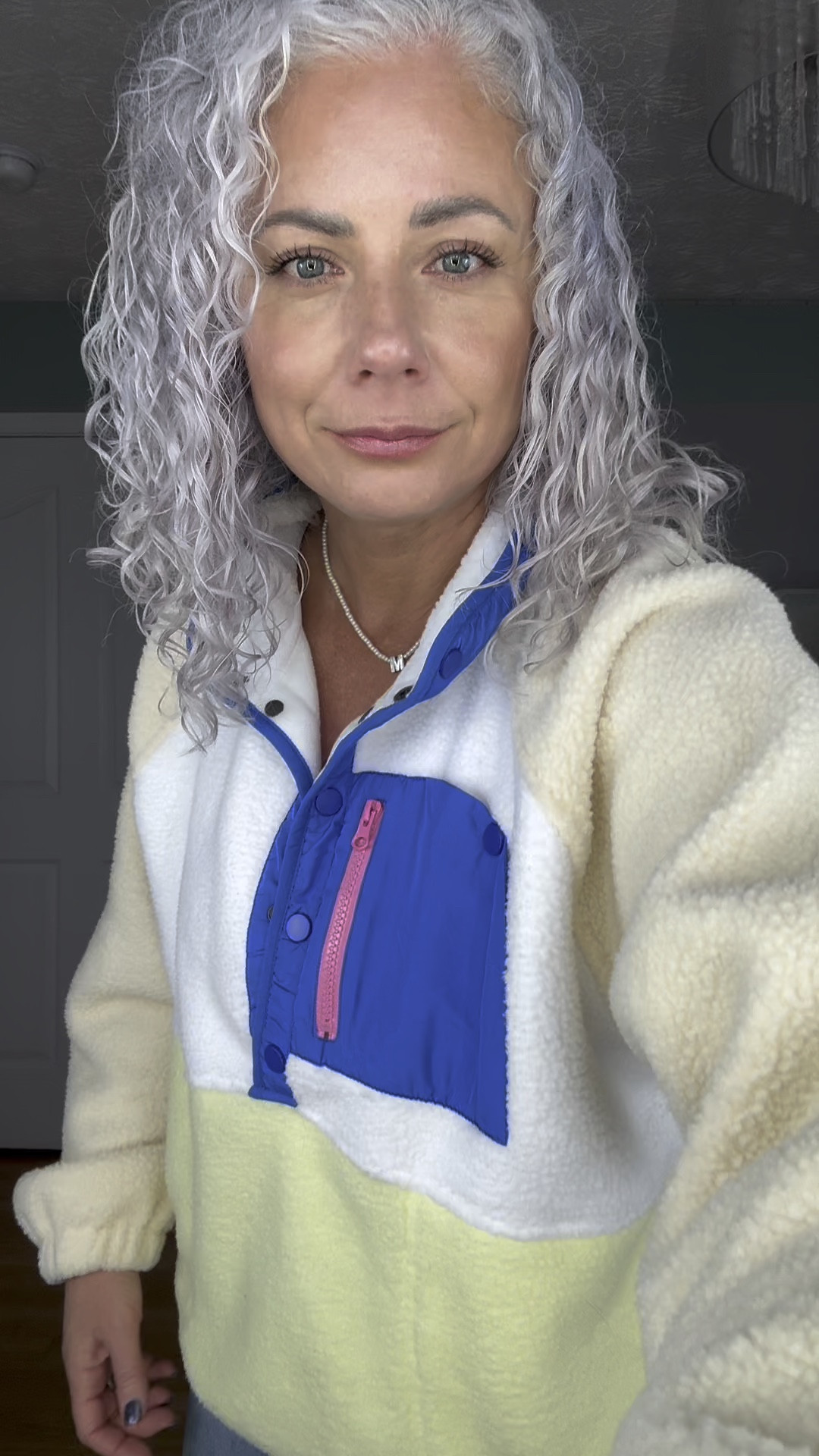 Channeling total 90s vibes with this cozy, well-made Free People dupe fleece pullover and trending barrel blue jeans ✨ Both are super affordable and from Amazon—style doesn’t have to break the bank! 💙 #90sFashion #AmazonFinds #AffordableStyle #FreePeopleDupe #CozyVibes #BarrelJeans #OOTD