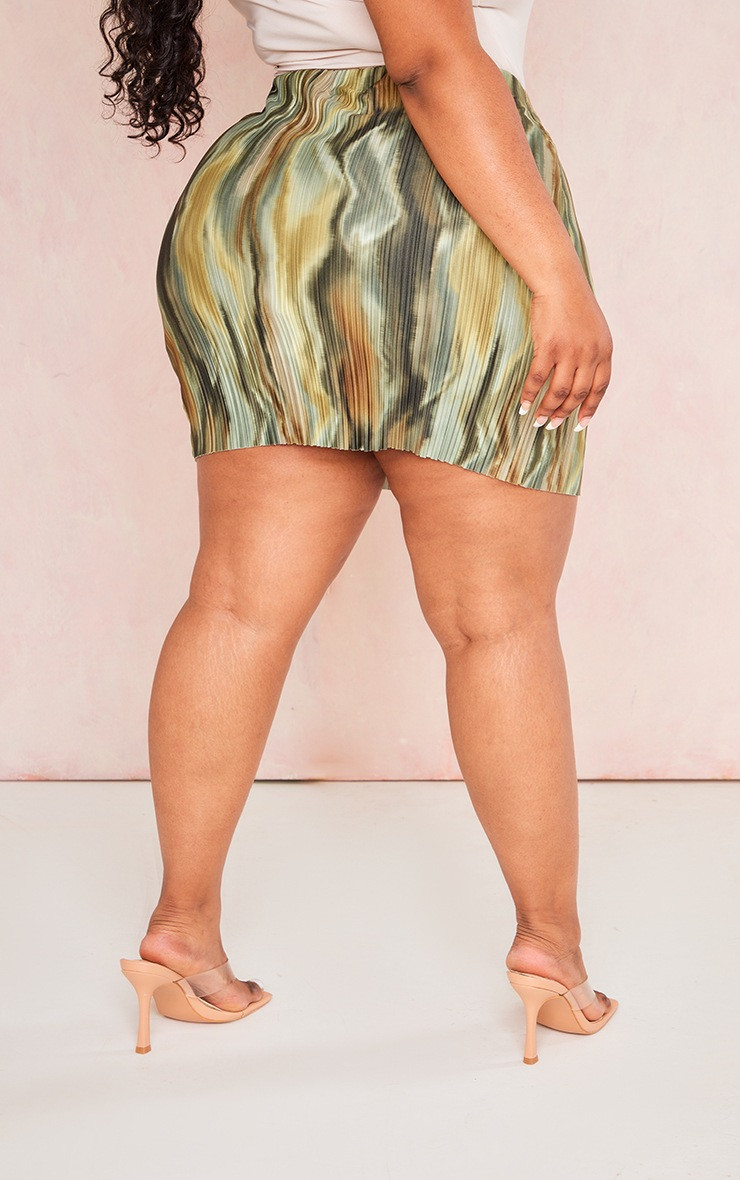 Plus Green Printed Plisse Micro Mini Skirt | PrettyLittleThing US