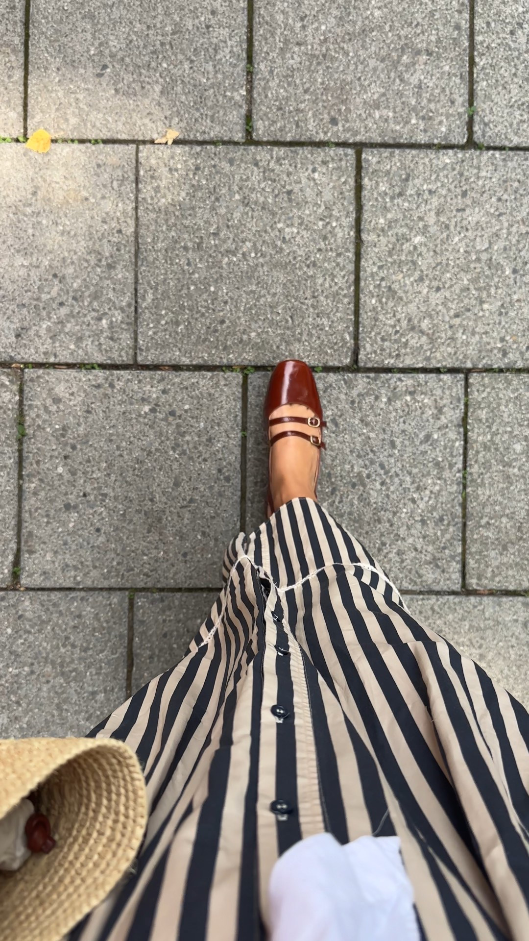 Streifenrock, Basttasche und Riemchen-Ballerinas 

#LTKdeutschland #LTKeurope #LTKsummer