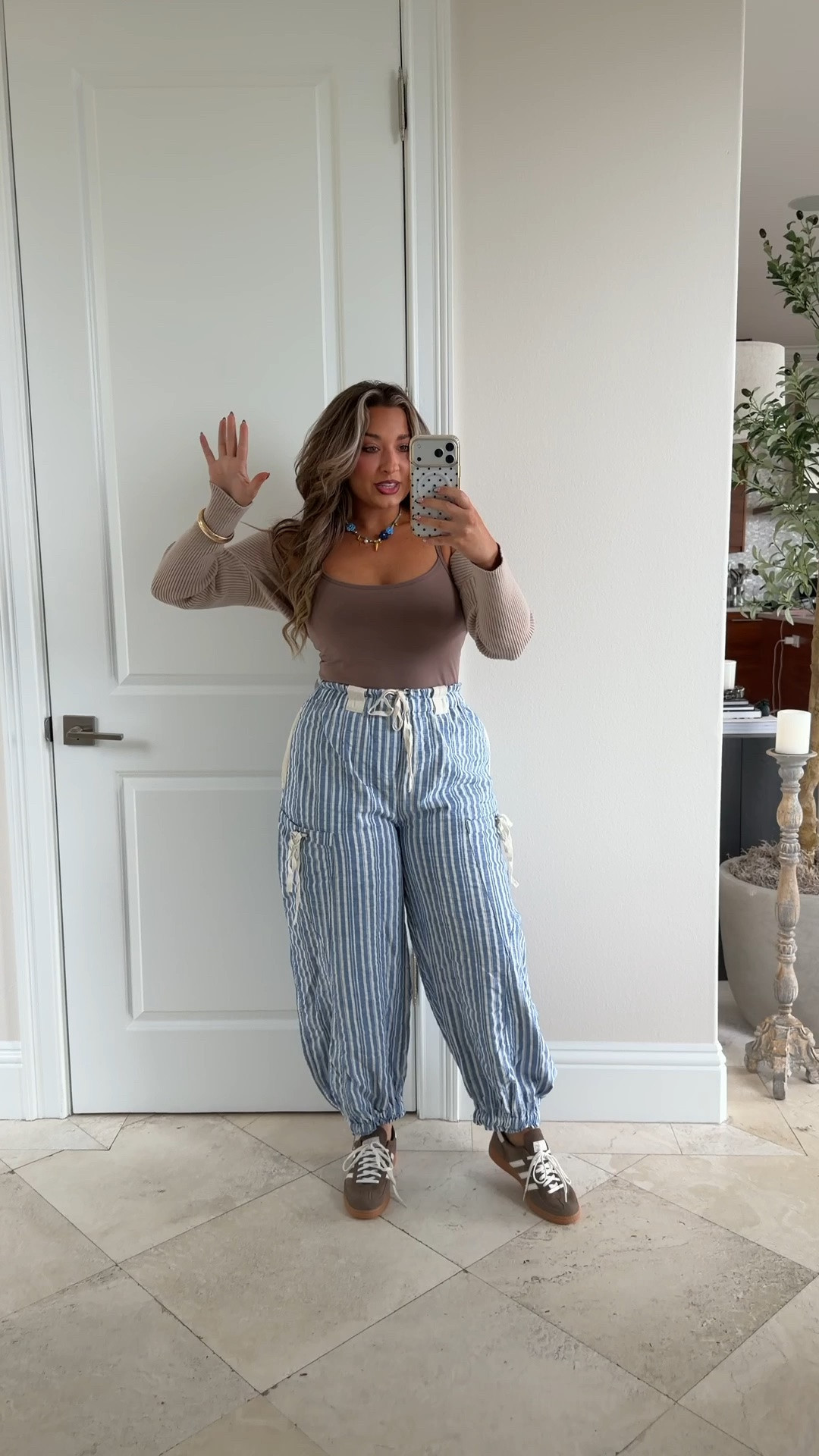 Cutie casual outfit! These sleeves are sold out but I linked a similar version. Wearing a large in everything!

#LTKgrwm #LTKMidsize