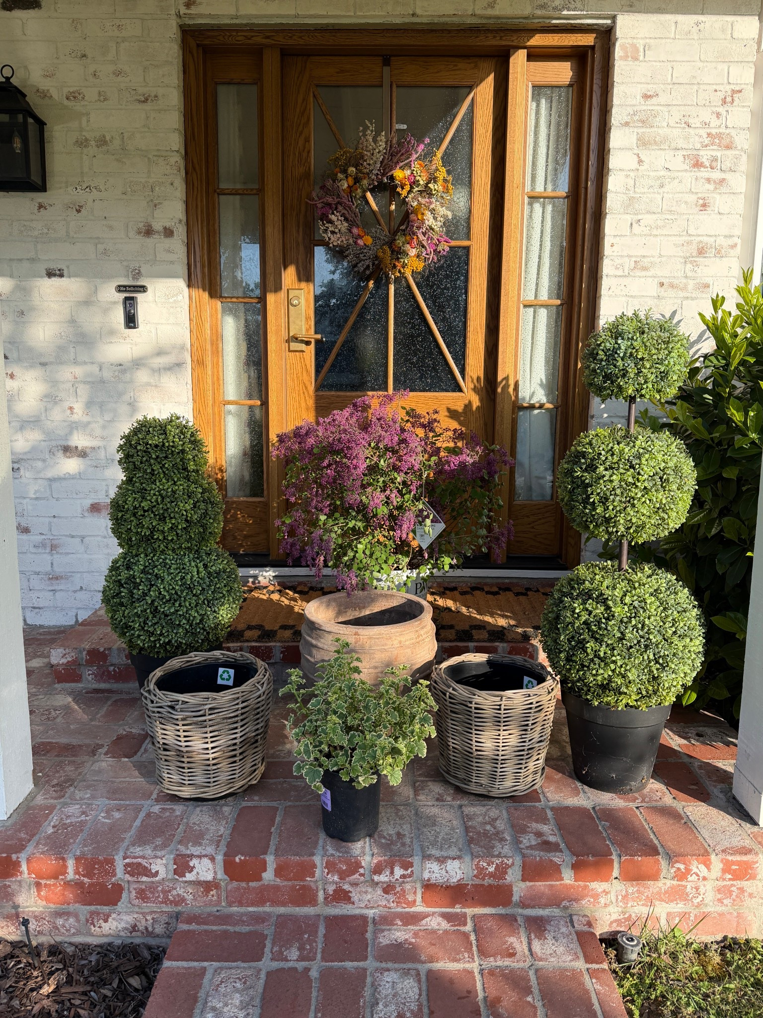 A mix of real and faux plants 🌱 love those basket planters so much! 