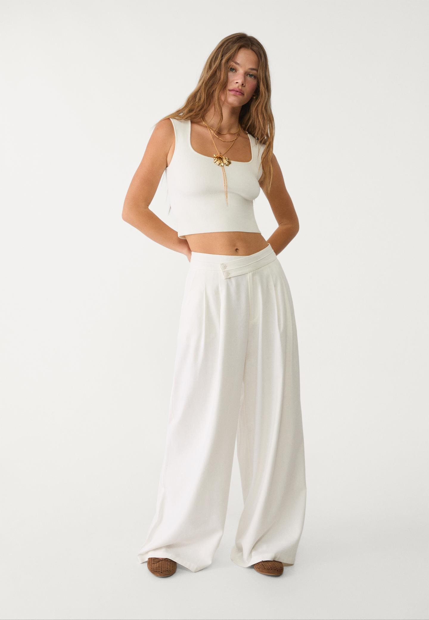 Flowing linen blend trousers with darts - Women's Trousers | Stradivarius United Kingdom | Stradivarius (UK)