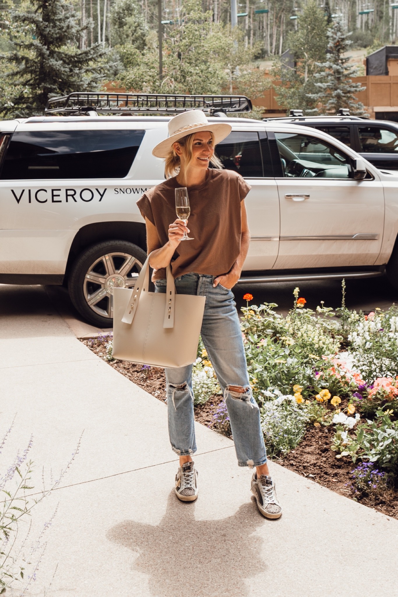 Fall T-shirt and jeans outfi 

#LTKSeasonal #LTKshoecrush #LTKstyletip