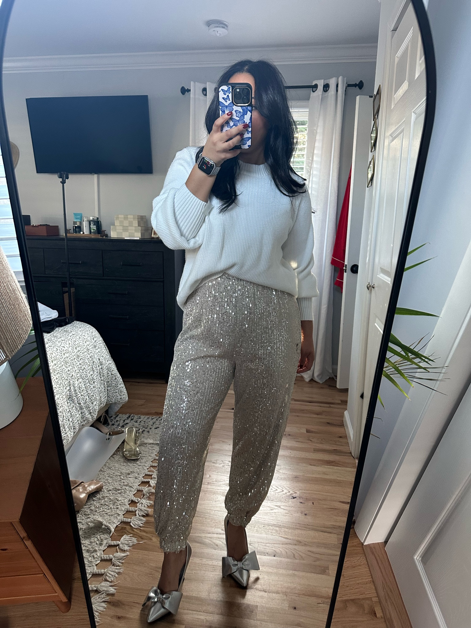 This cozy sweater and sequin jogger pants are so good for the holiday parties 

#LTKHoliday #LTKSeasonal #LTKStyleTip