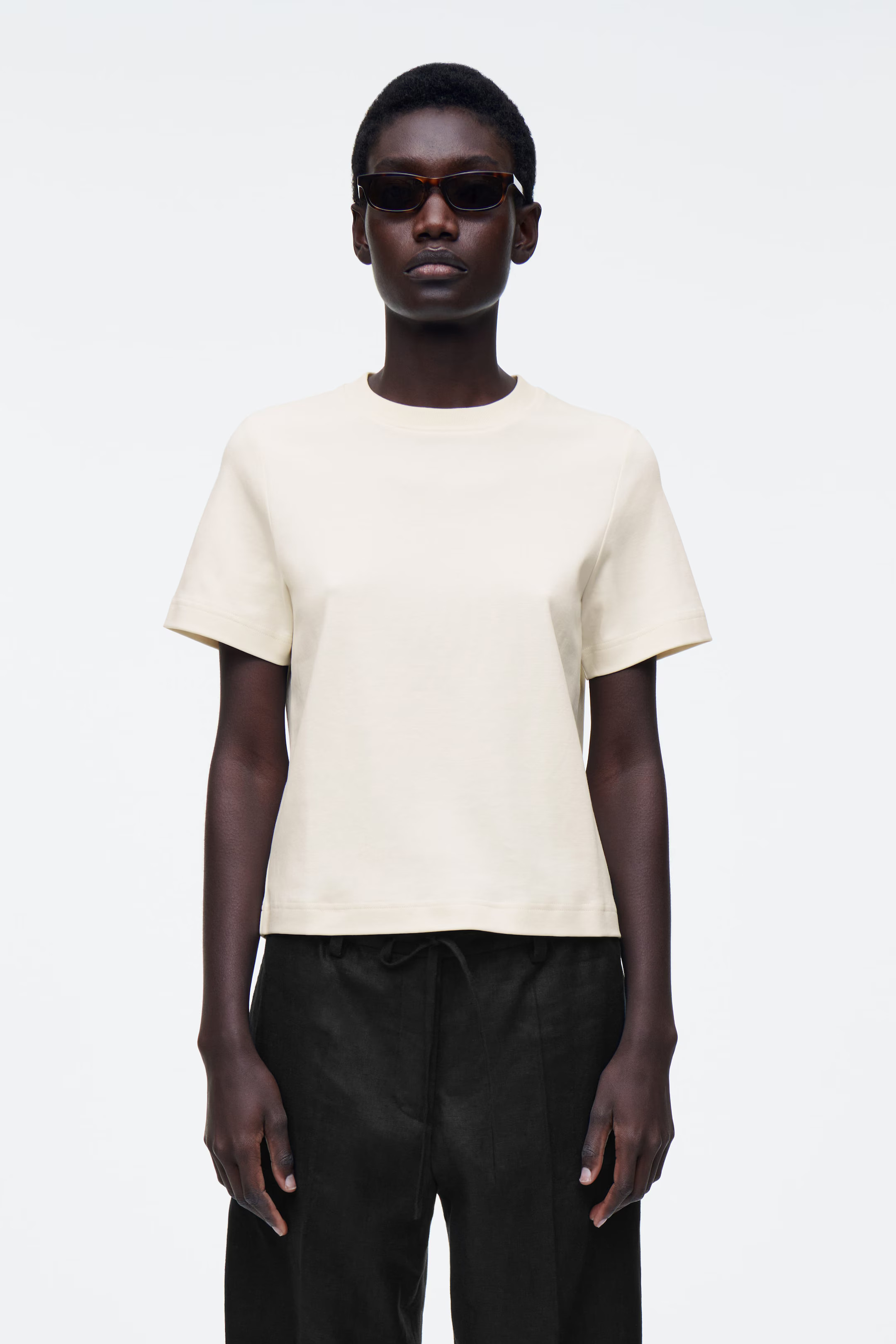 T-SHIRT LINEARE DAL TAGLIO REGOLARE - BEIGE CHIARO | COS (EU)