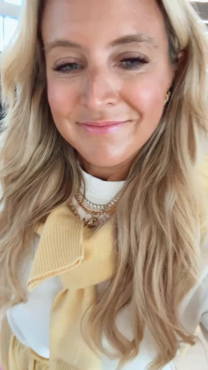 Perfect travel outfit with a pop of color! ✨💛