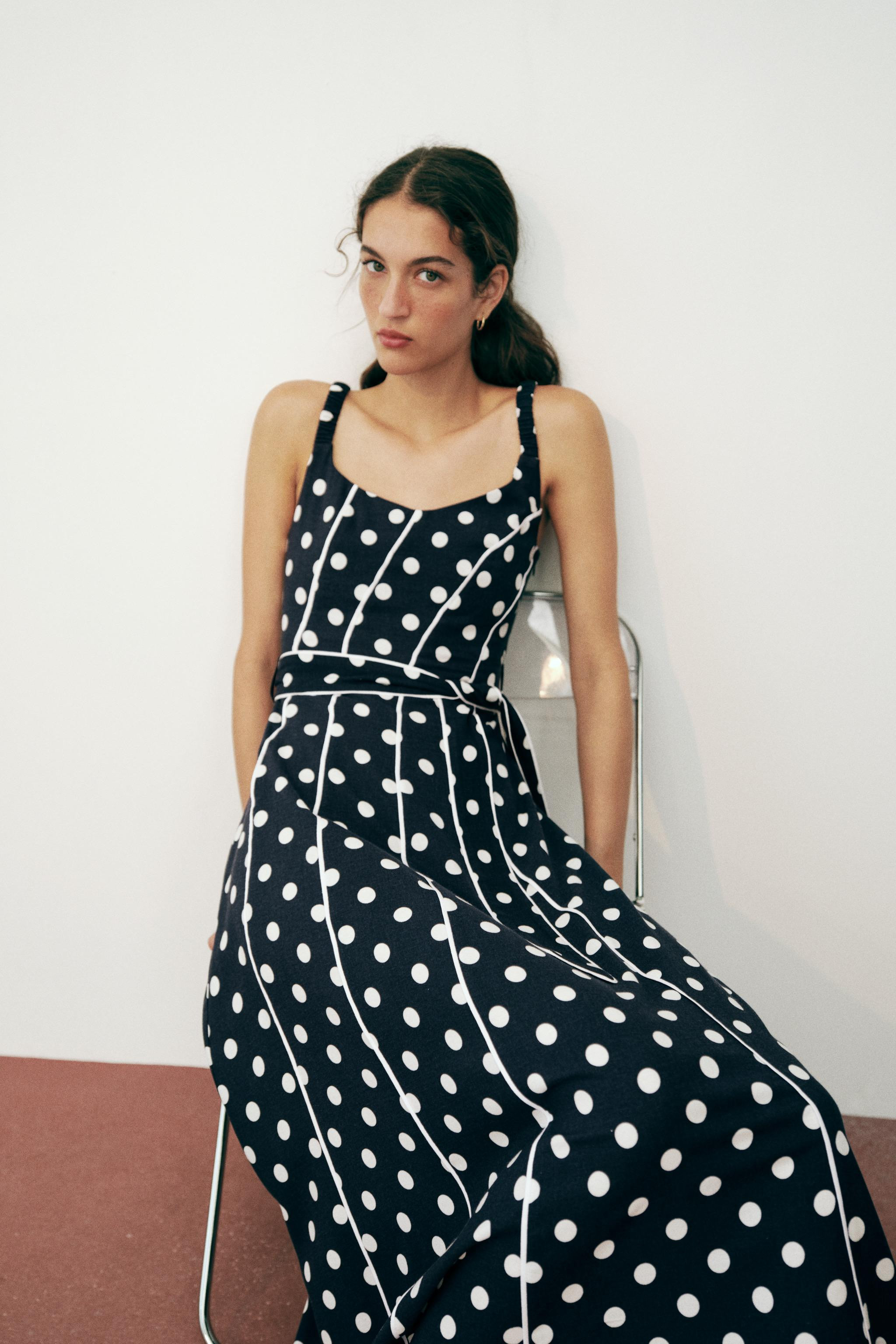 Round neck dress with wide elasticated straps. Matching fabric belt and piped trim details. Side ... | Zara US