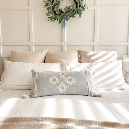 Simple and easy bedroom updates for a minimalist and clean look… 

#LTKMostLoved #LTKfindsunder100 #LTKhome