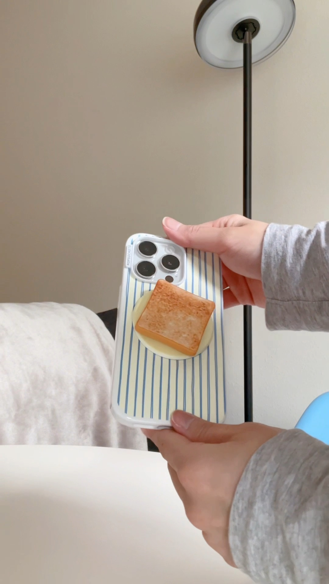 An iPhone case that’s not just cute, but also functional. The butter yellow & bread combo is everything. #iphonecasecute#butteryellow