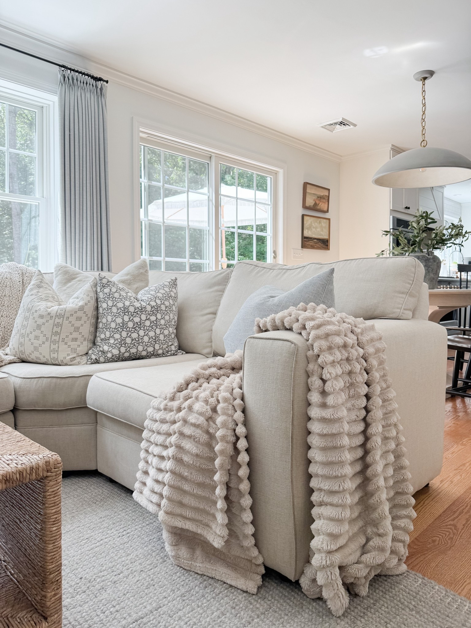 Coastal Living Room

Coastal living room  throw blanket, throw pillows, potter barn sofa, faux fern, concrete planter, white decorative boxes, jute rug, sherri calnan home 

 

#LTKFindsUnder50 #LTKHome #LTKStyleTip