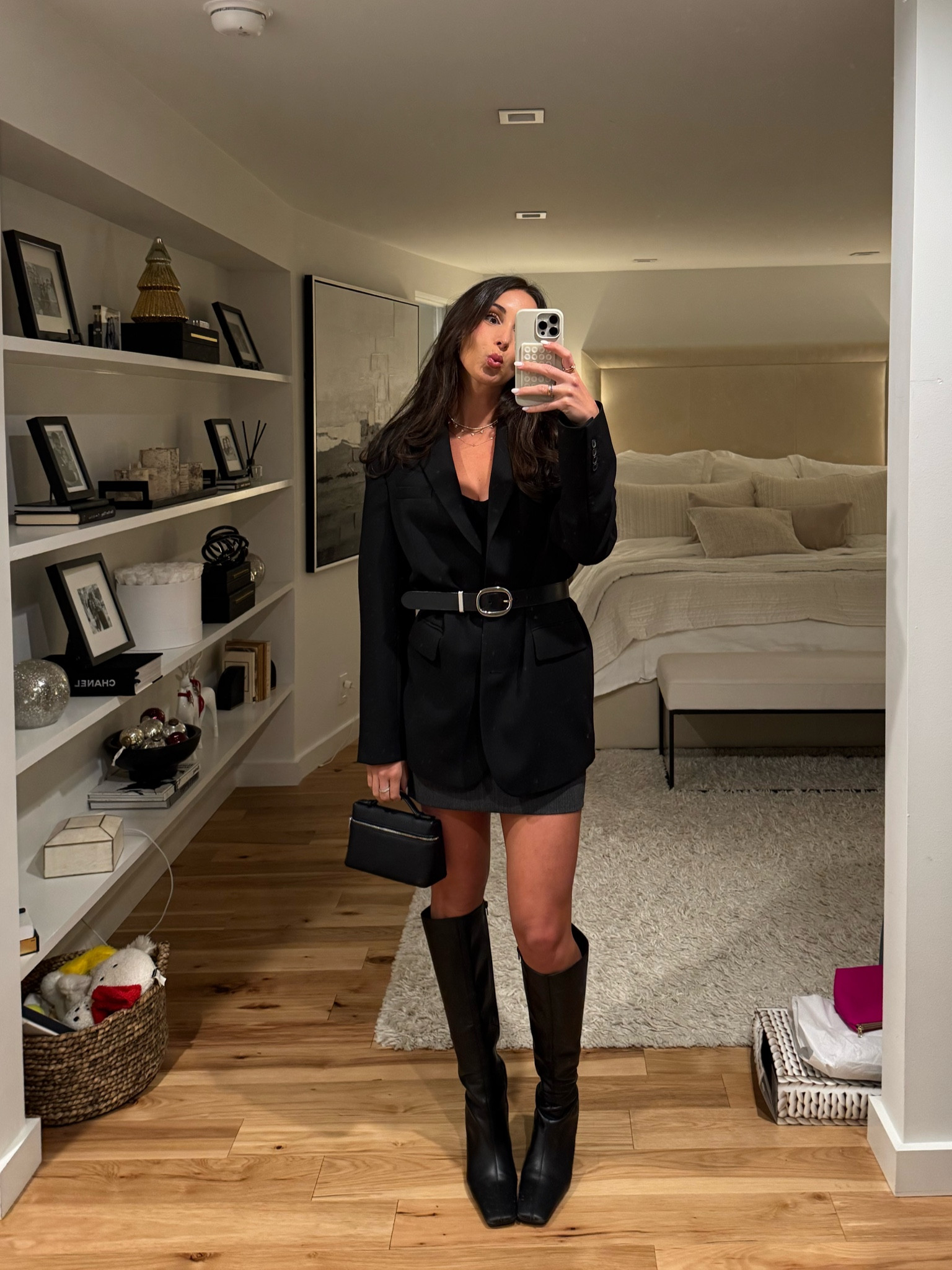 Girl’s night out🖤 it took me 30 tries to figure out how to get the belt over blazer look😂