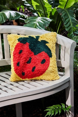 Gestepptes Kissen mit Erdbeer-Design | Urban Outfitters (EU)