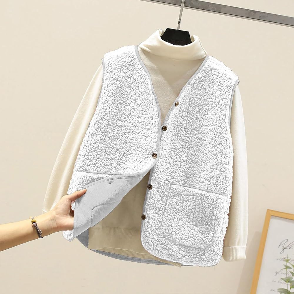 Teddy Fleece Weste mit V Ausschnitt Knopfleiste Ärmellose Kuschelweste mit Taschen Warme Gefütt... | Amazon (DE)