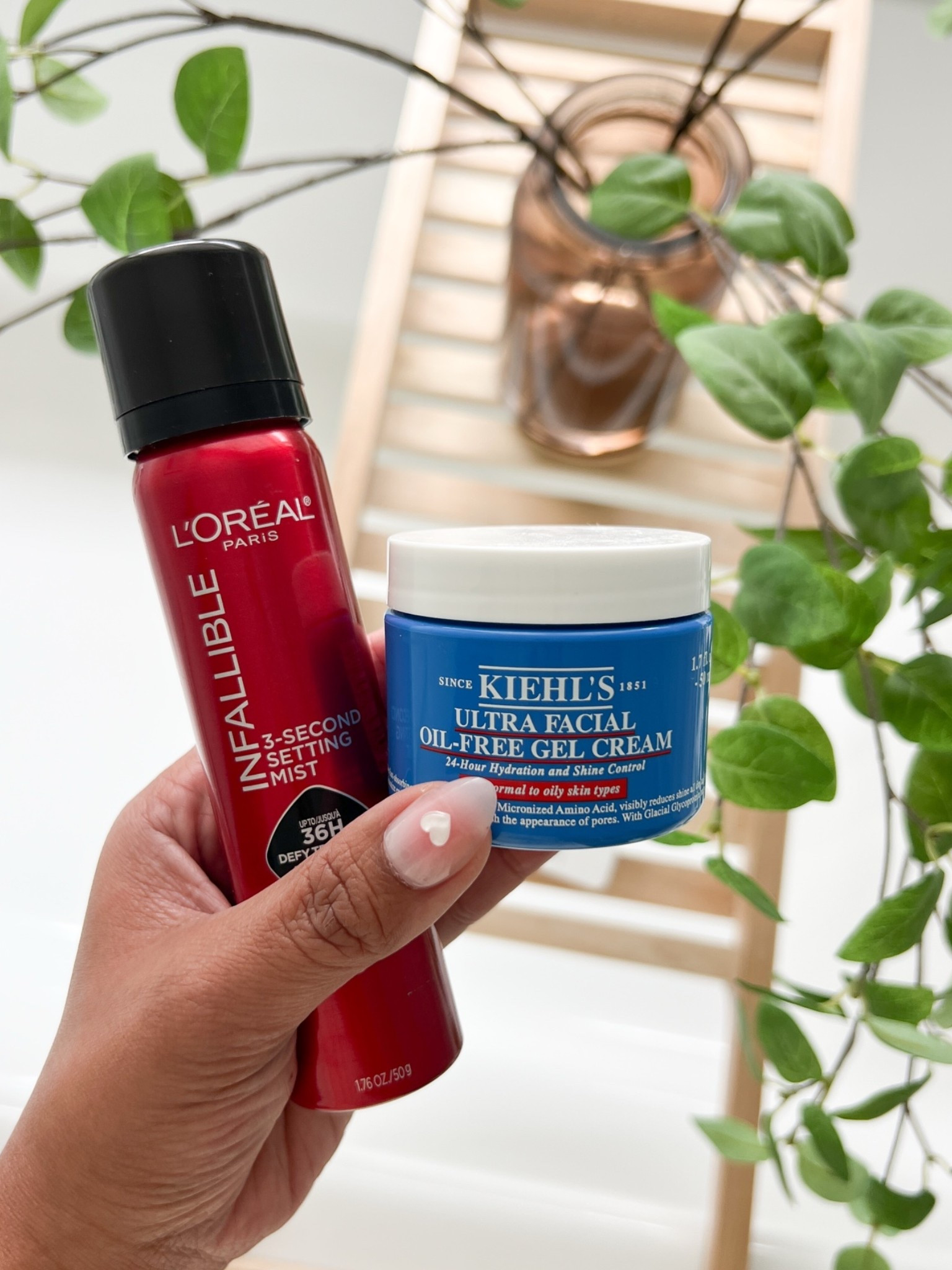 The best duo to keep your makeup locked in place! 🙌🏽 On its own Kiehl’s gel cream works for me but the Infallible setting spray really locks it all in ✨
