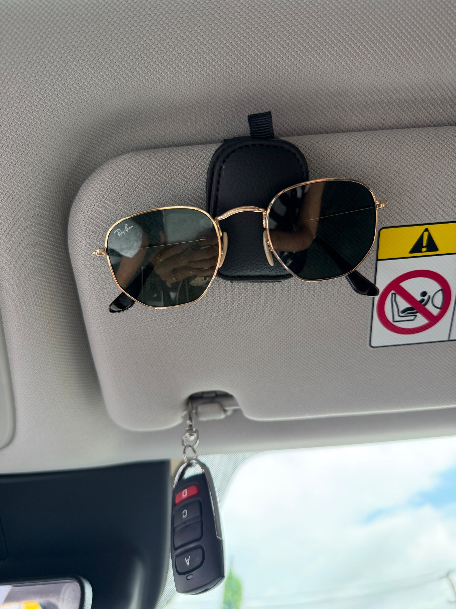 Click para sostener los lentes en el vehículo 👌🏼

#LTKootd #LTKstorytime #LTKmomlife