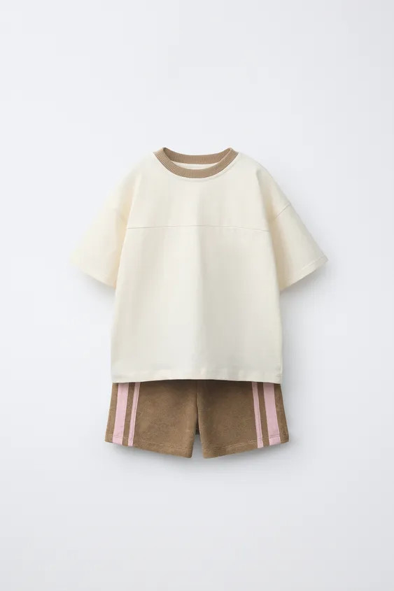 Two-piece set. Plain round neck T-shirt with short sleeves. Towelling-effect Bermuda shorts with ... | Zara UK