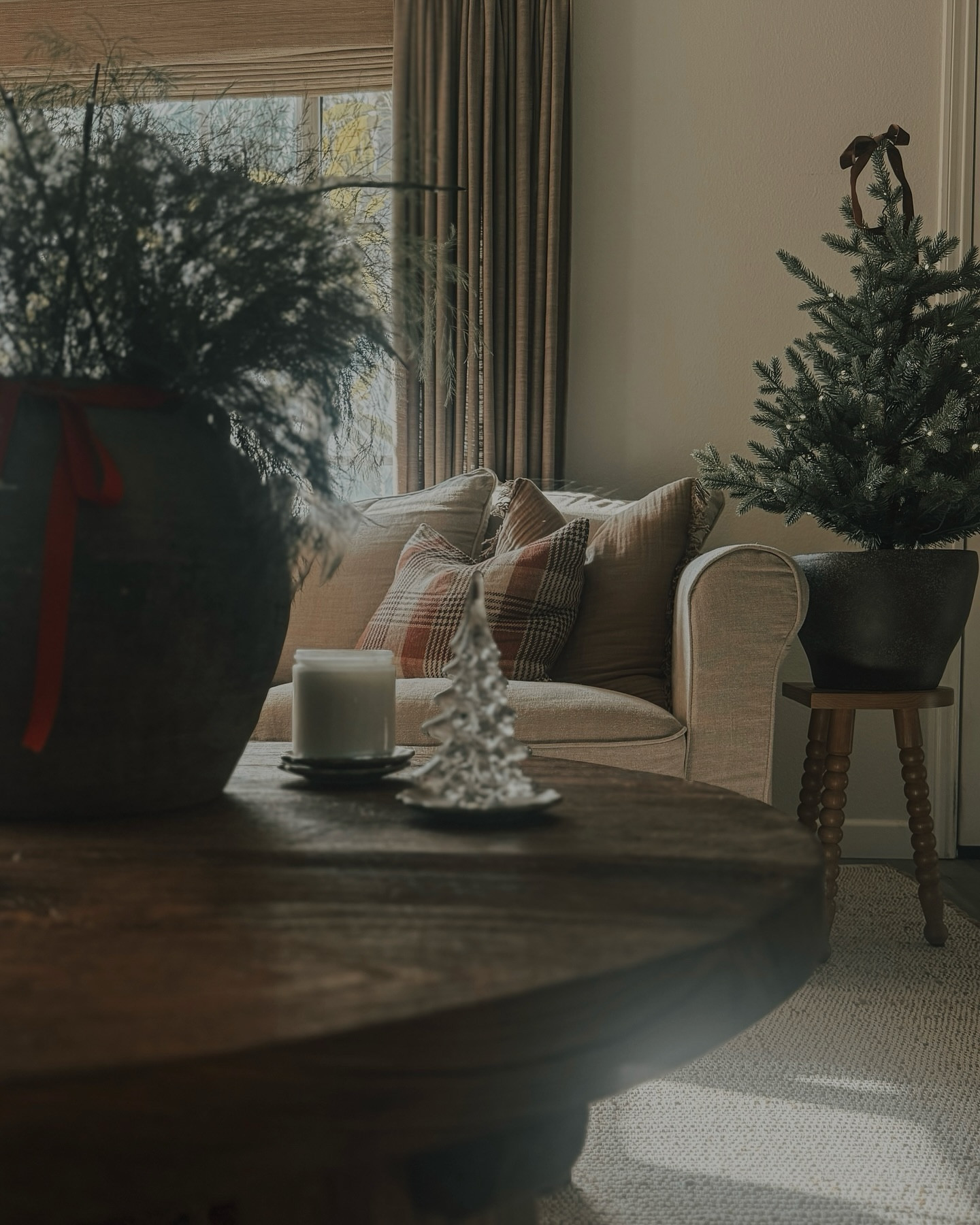 Little snippets of Christmas very simple but I love it 

COMMENT: CHRISTMAS to get links sent directly 

⚠️⛔️MUST FOLLOW FOR LINKS IT WONT ALWAYS SEND THE LINK ⚠️⛔️

#christmas #minimalchristmas #simplestyling #christmasdecorideas #moodychristmas #organicdecor