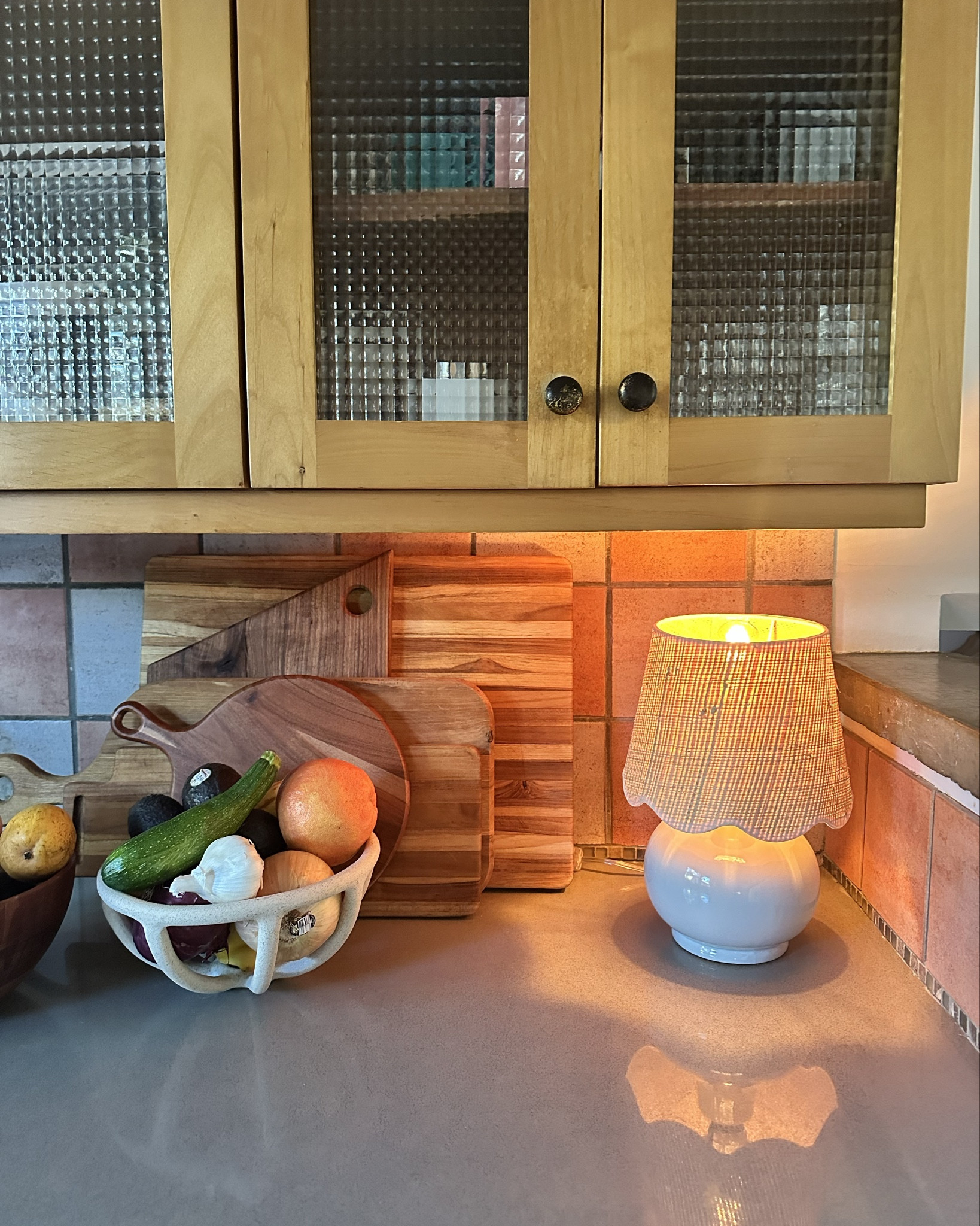 Serena and lily dupe! A small kitchen lamp makes the space way more cozy. 