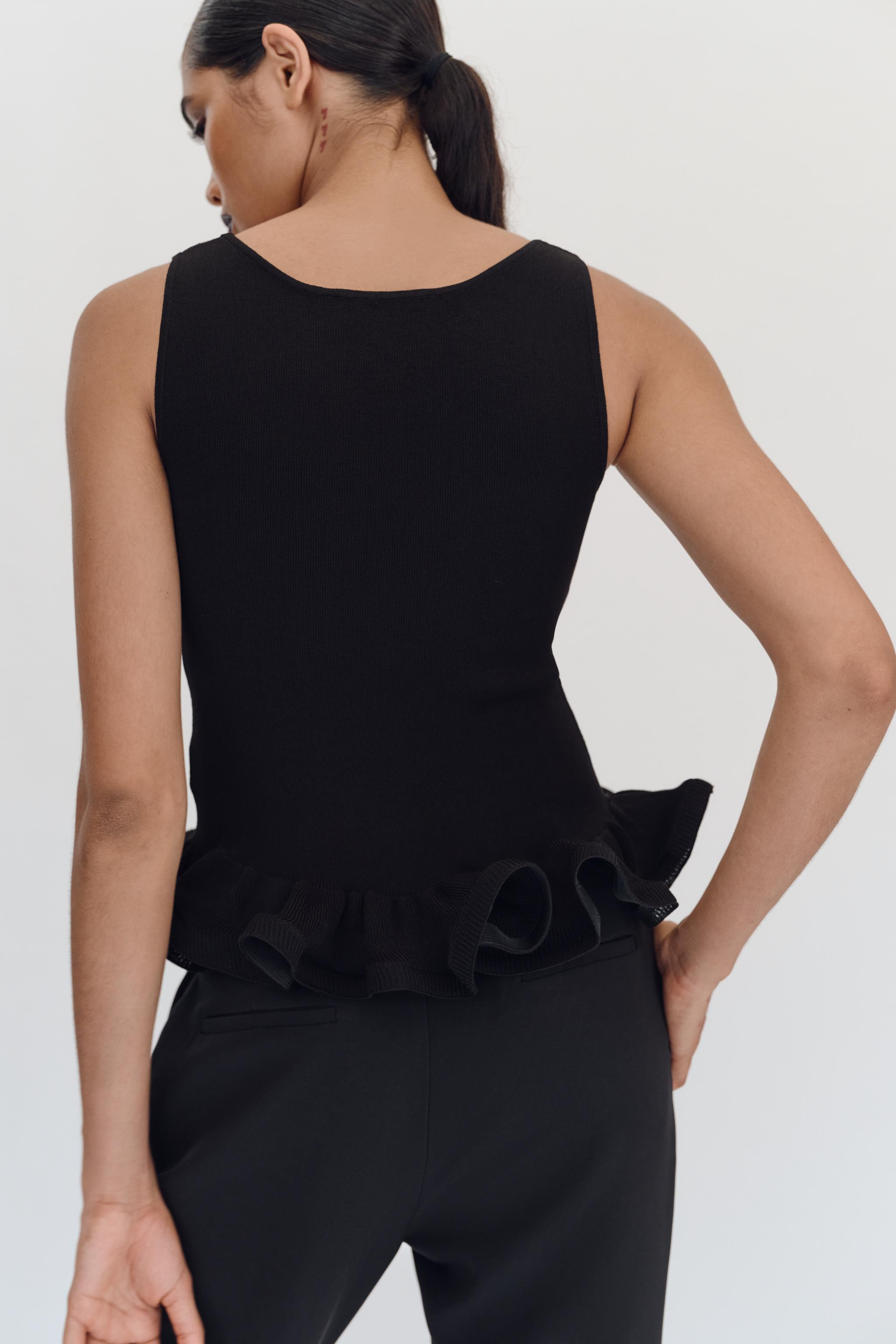 \u00c4rmelloses Oberteil mit Rundhalsausschnitt. Saum mit Wellenkante. | Zara DE